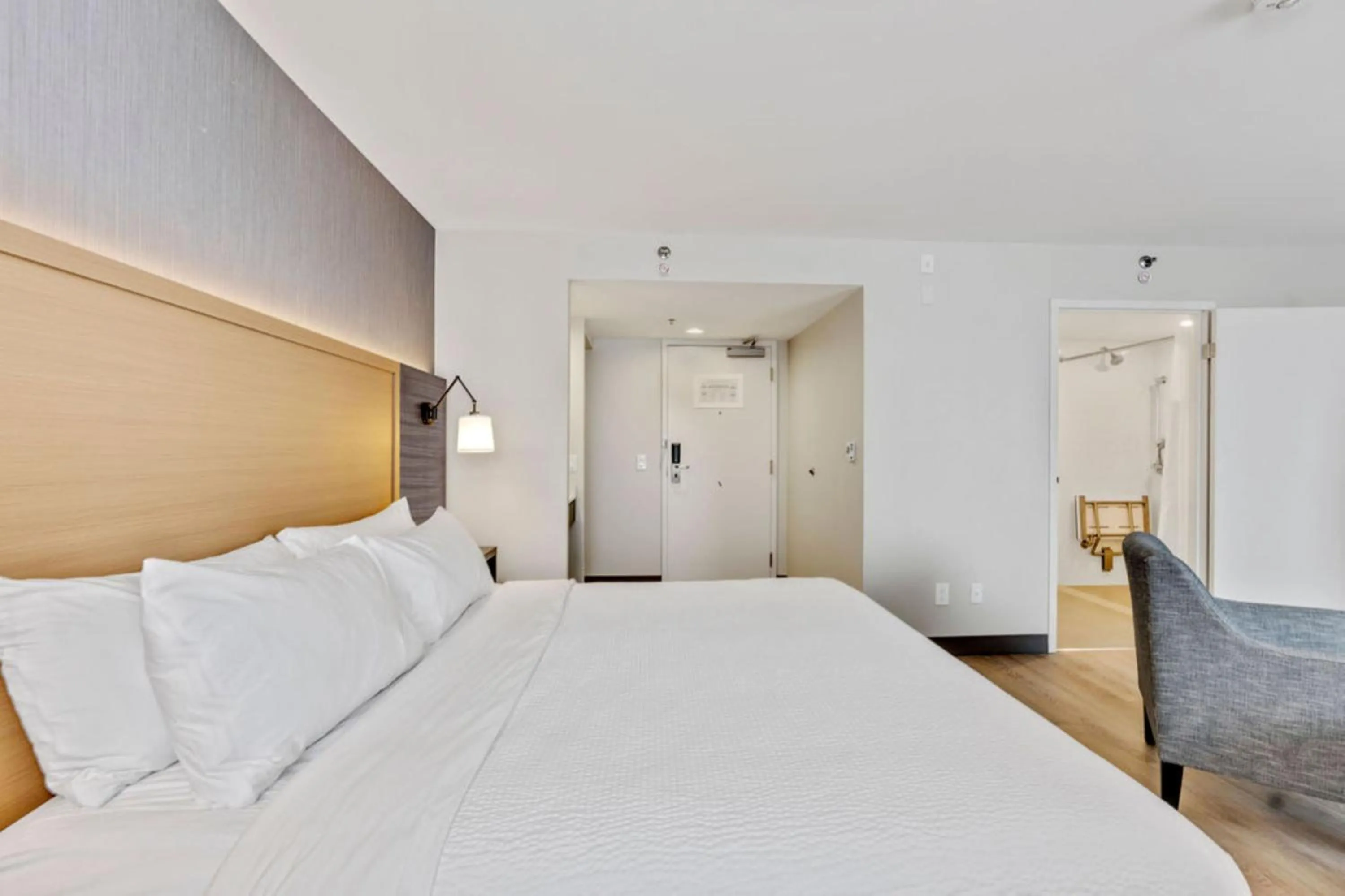 Photo of the whole room, Bed in Holiday Inn & Suites Ottawa Kanata by IHG