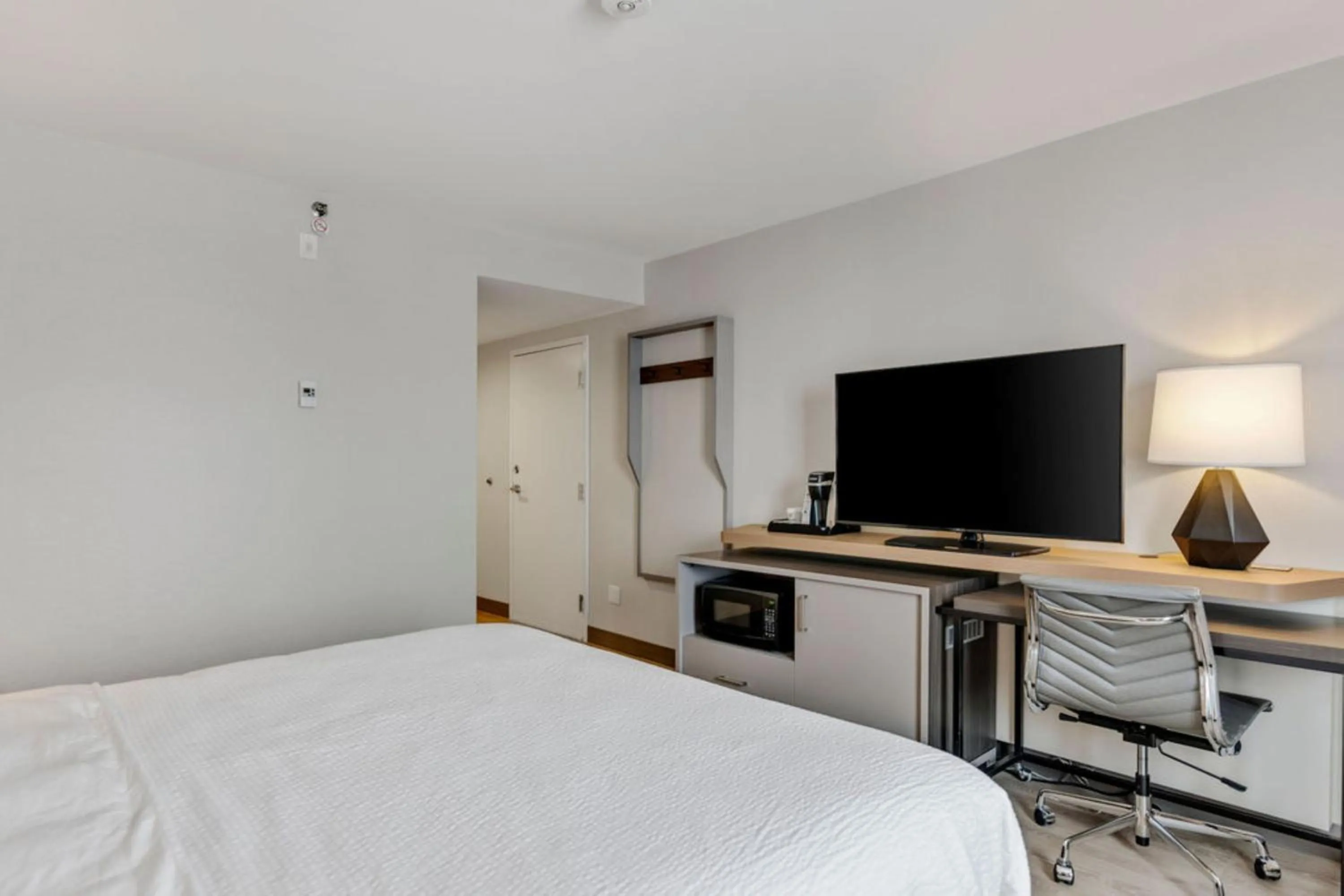 Photo of the whole room, Bed in Holiday Inn & Suites Ottawa Kanata by IHG