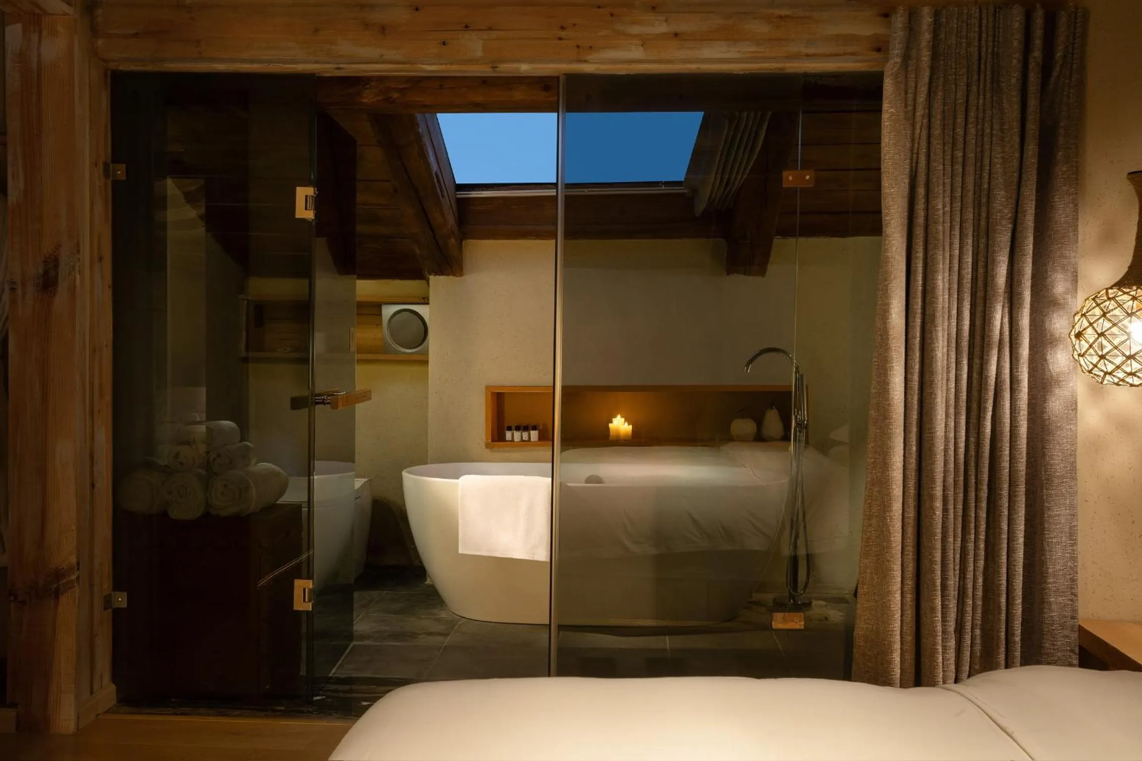 Bath, Bed in Shangri-La Karesansui Hotel