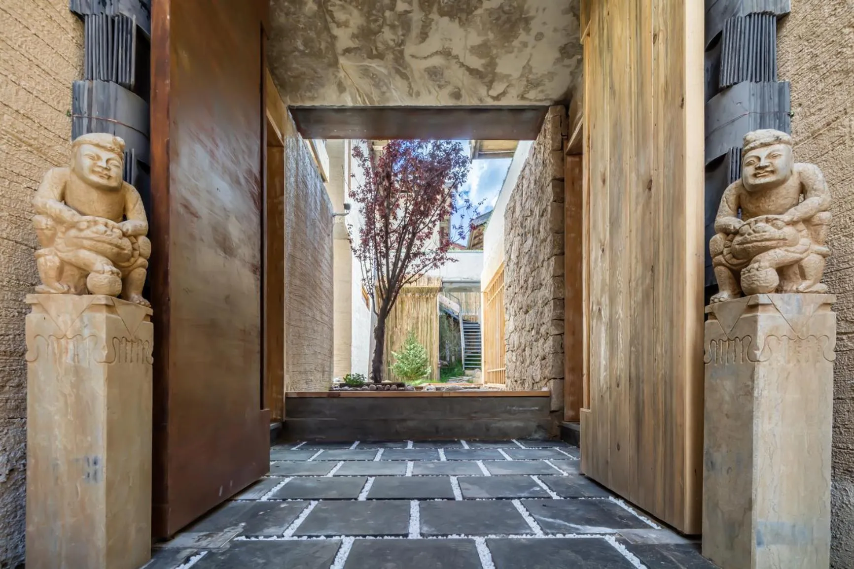 Facade/entrance in Shangri-La Karesansui Hotel