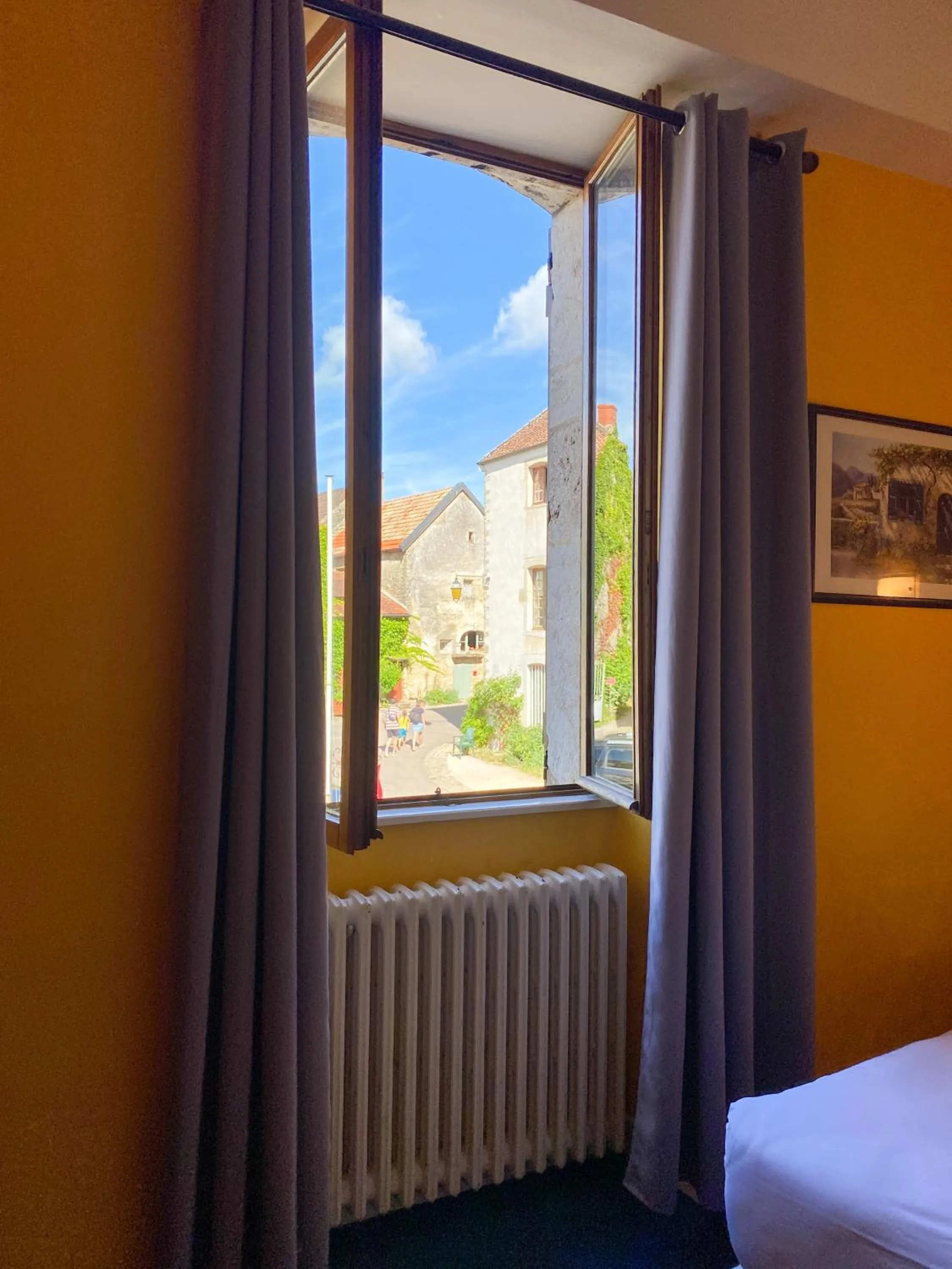 Photo of the whole room, Bed in Hostellerie Du Chateau