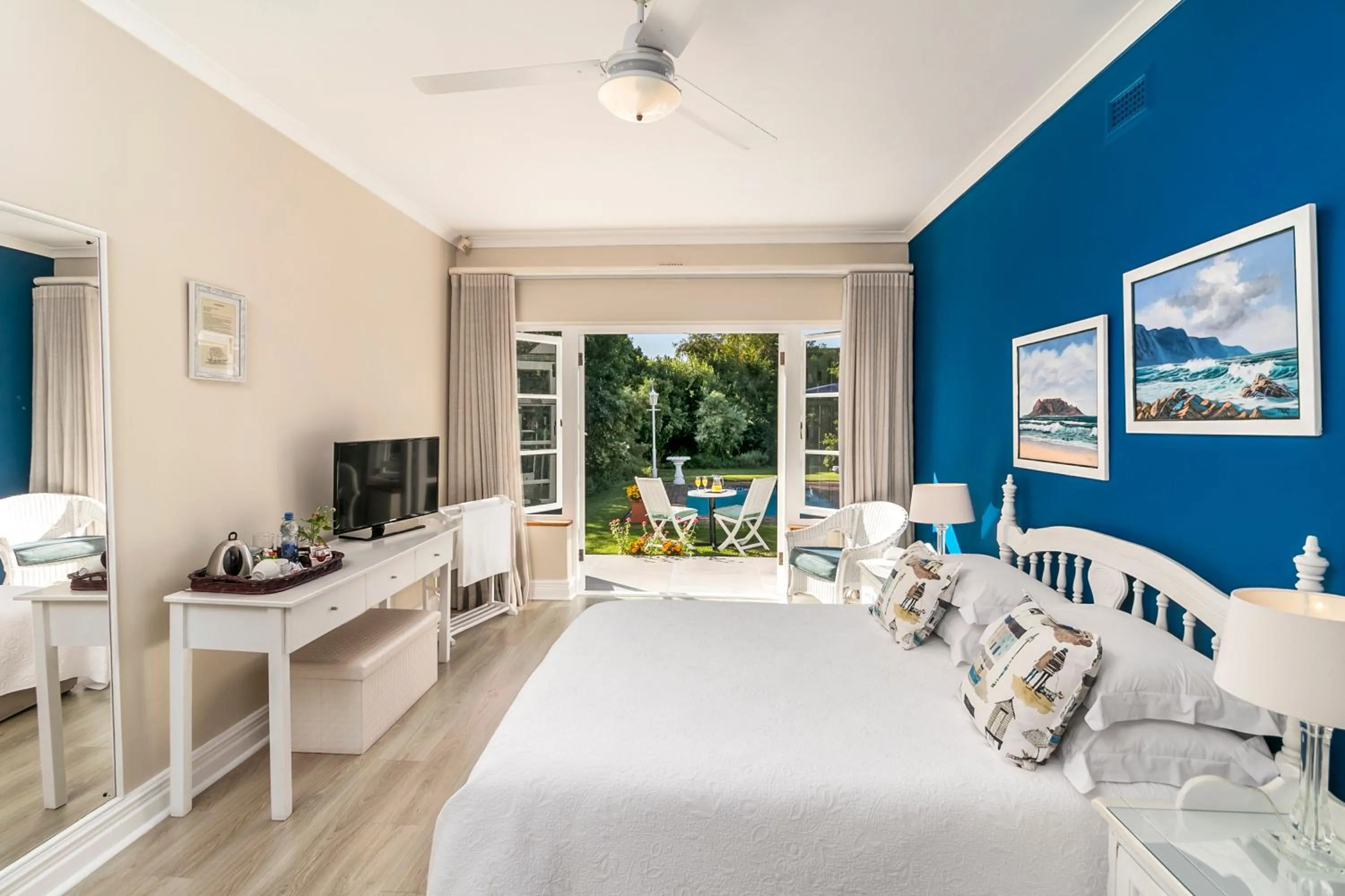 TV and multimedia, Bed in The Knysna Belle Guest House