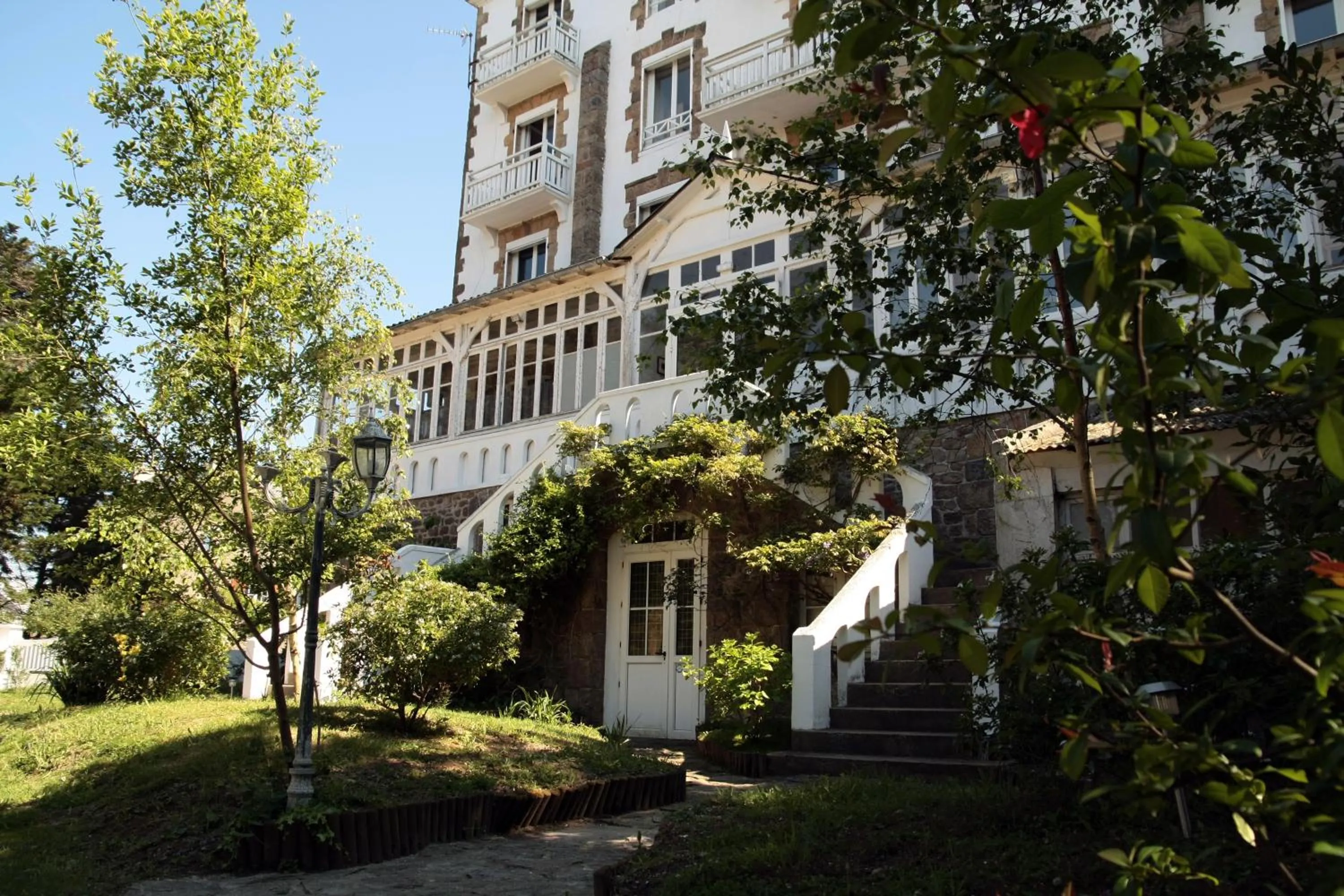 Garden in Hôtel Des Deux Mers