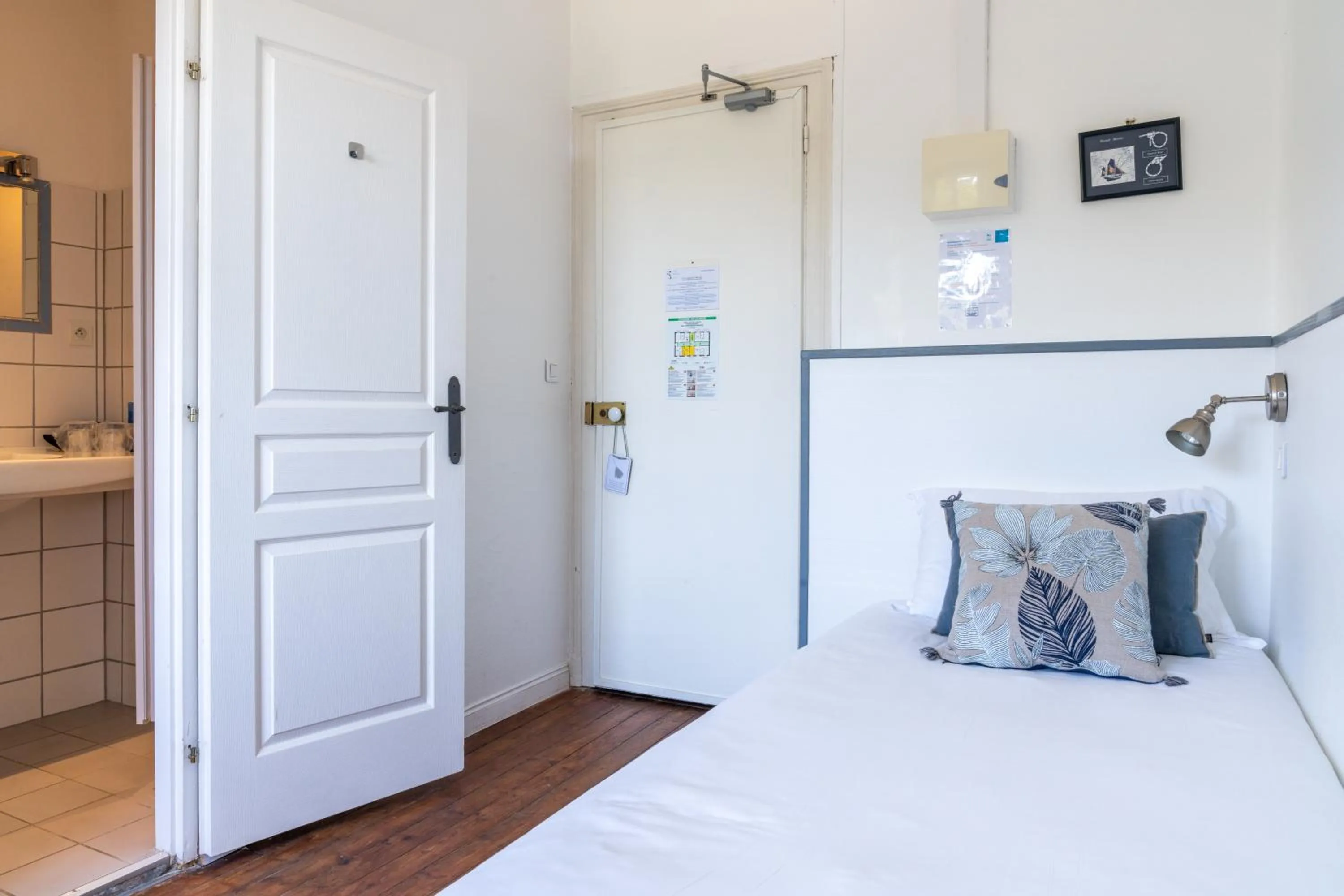 Bed in Hôtel Des Deux Mers