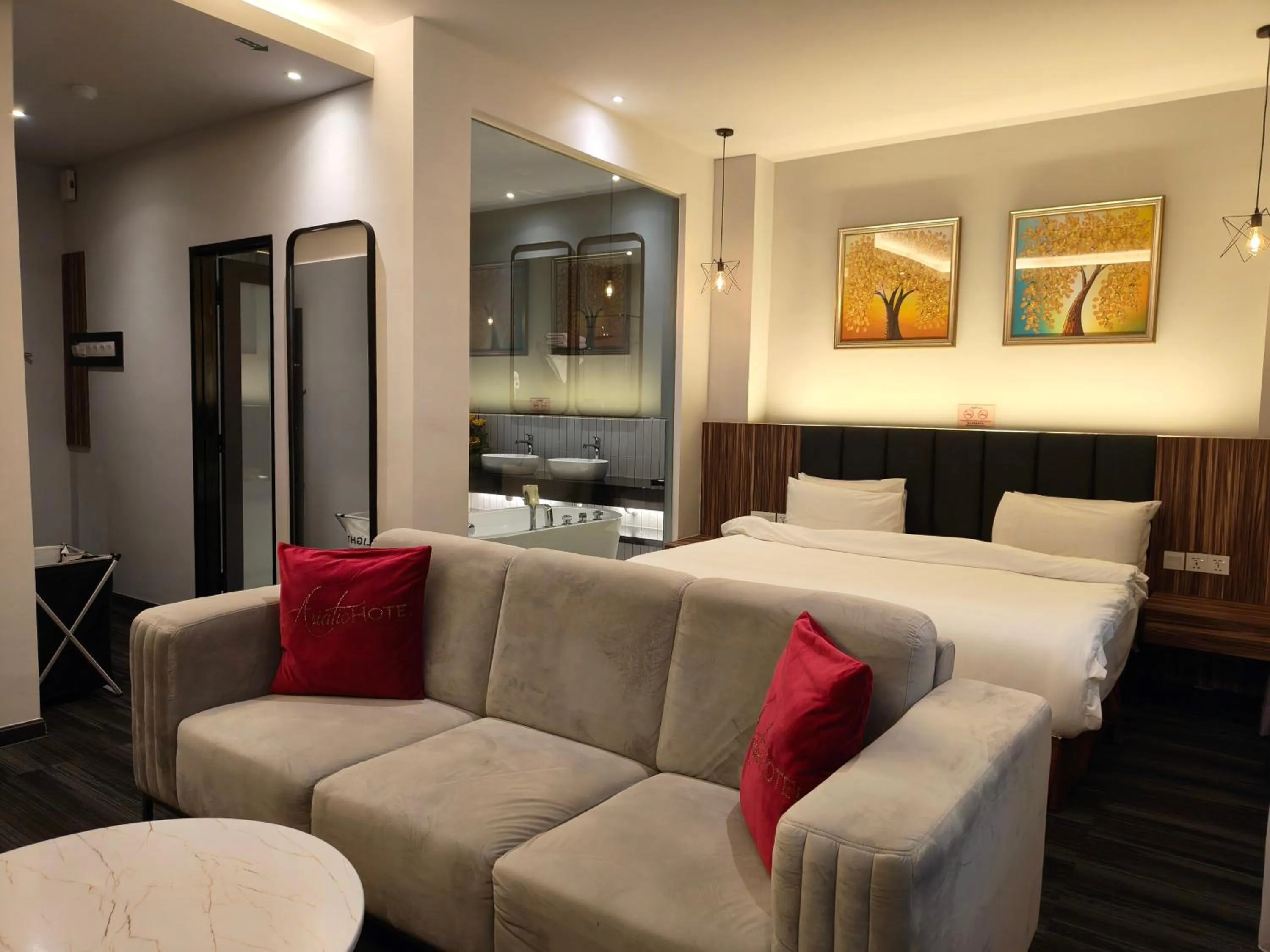 Bathroom, Bed in Asiatic Hotel