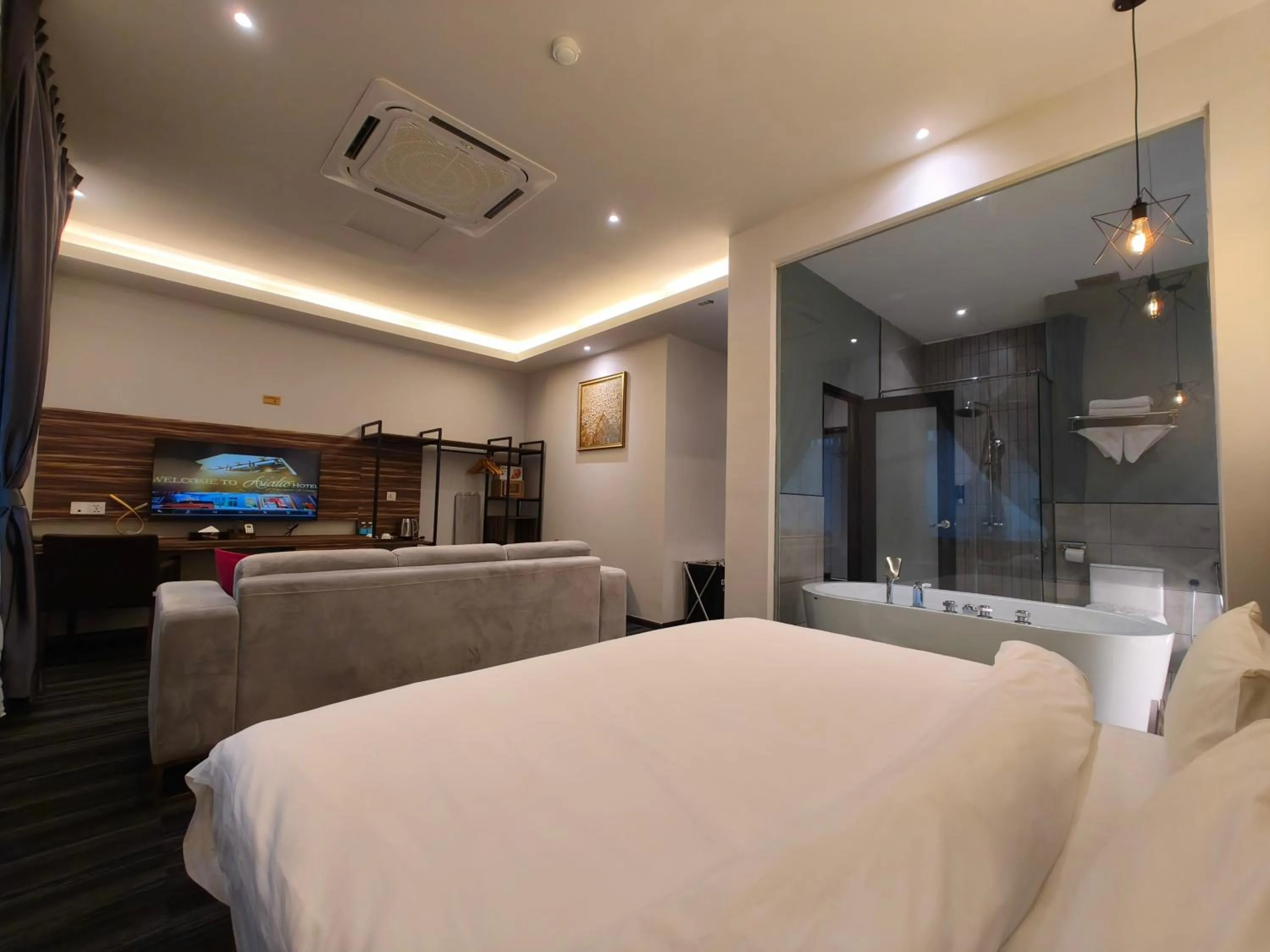 Bathroom, Bed in Asiatic Hotel