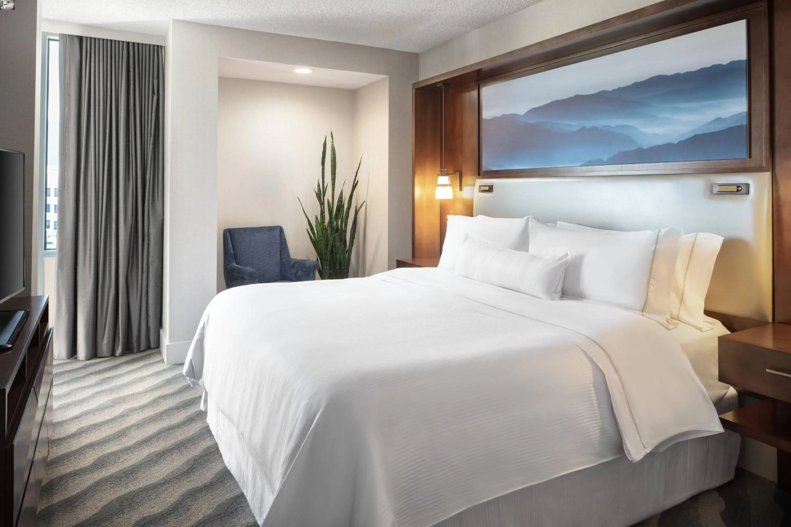 Photo of the whole room, Bed in The Westin Pasadena