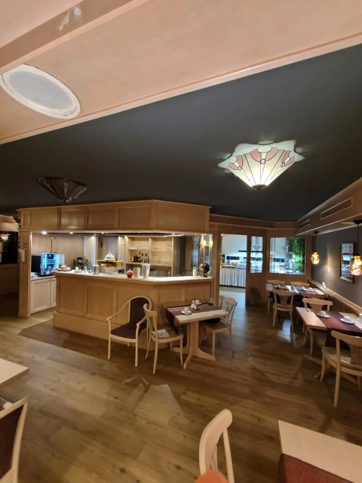 Restaurant/places to eat in Ambiente Hotel garni