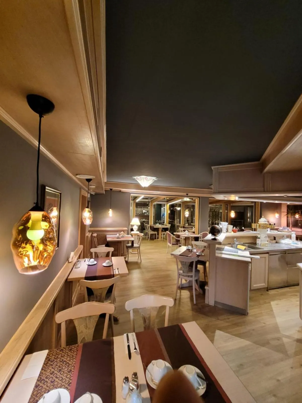 Restaurant/places to eat in Ambiente Hotel garni