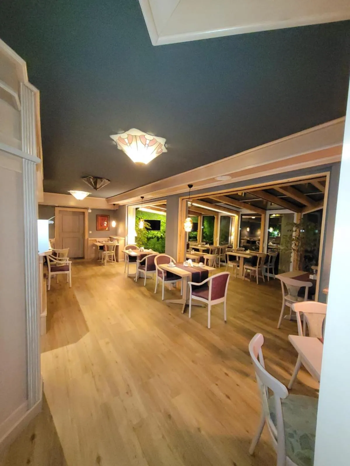 Restaurant/places to eat in Ambiente Hotel garni