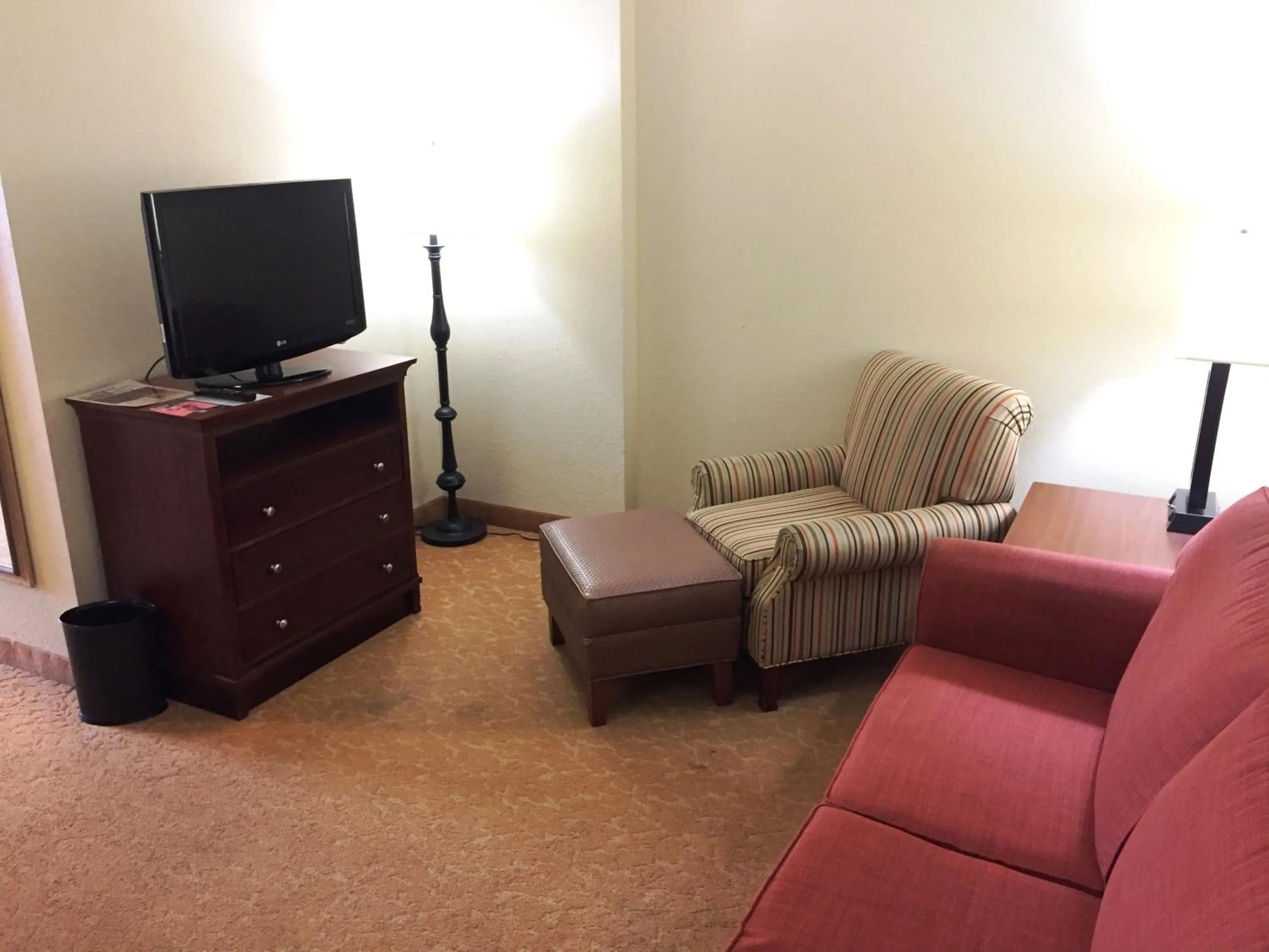 Living room in Country Inn & Suites by Radisson, Atlanta Downtown