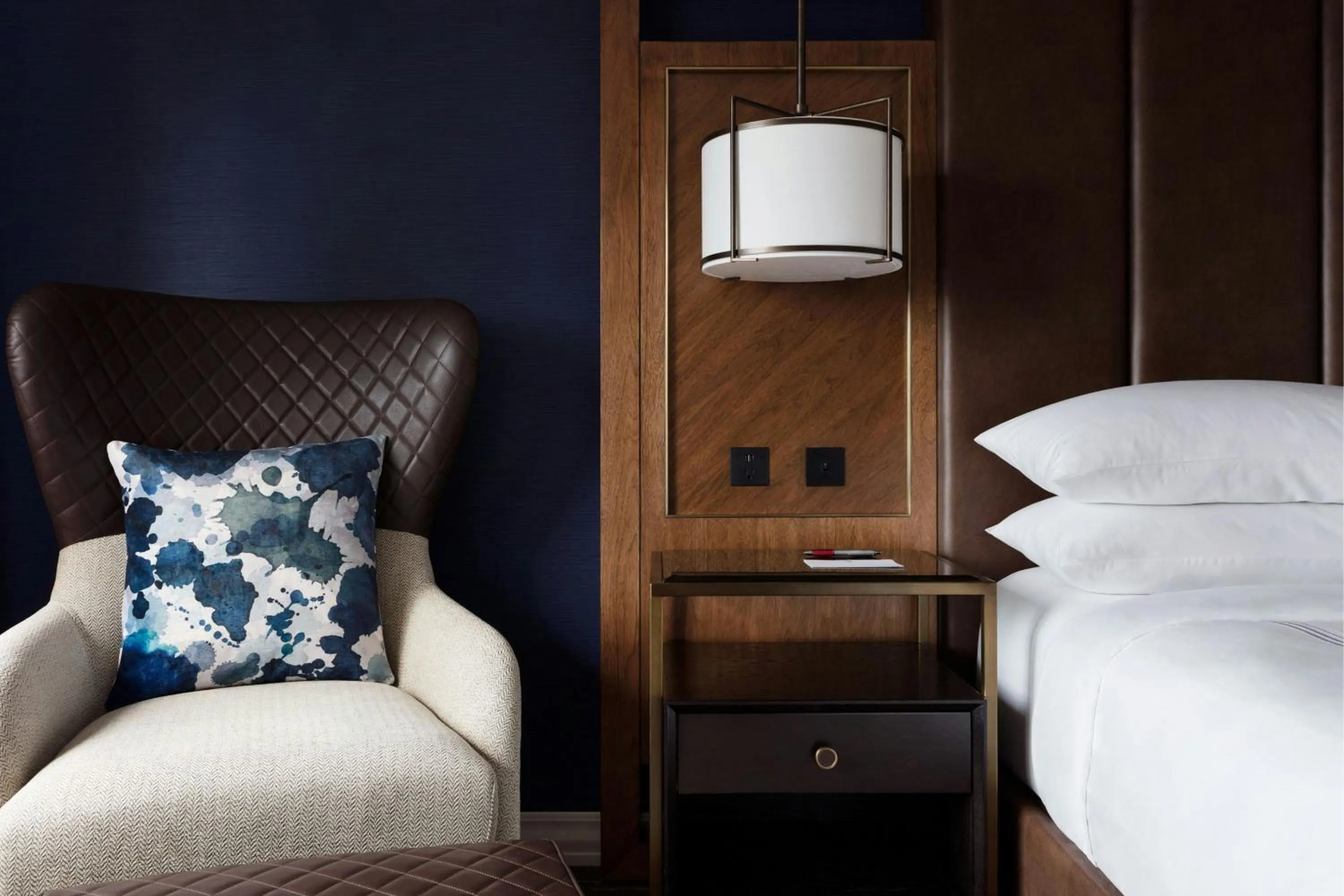 Photo of the whole room, Bed in Boston Marriott Long Wharf