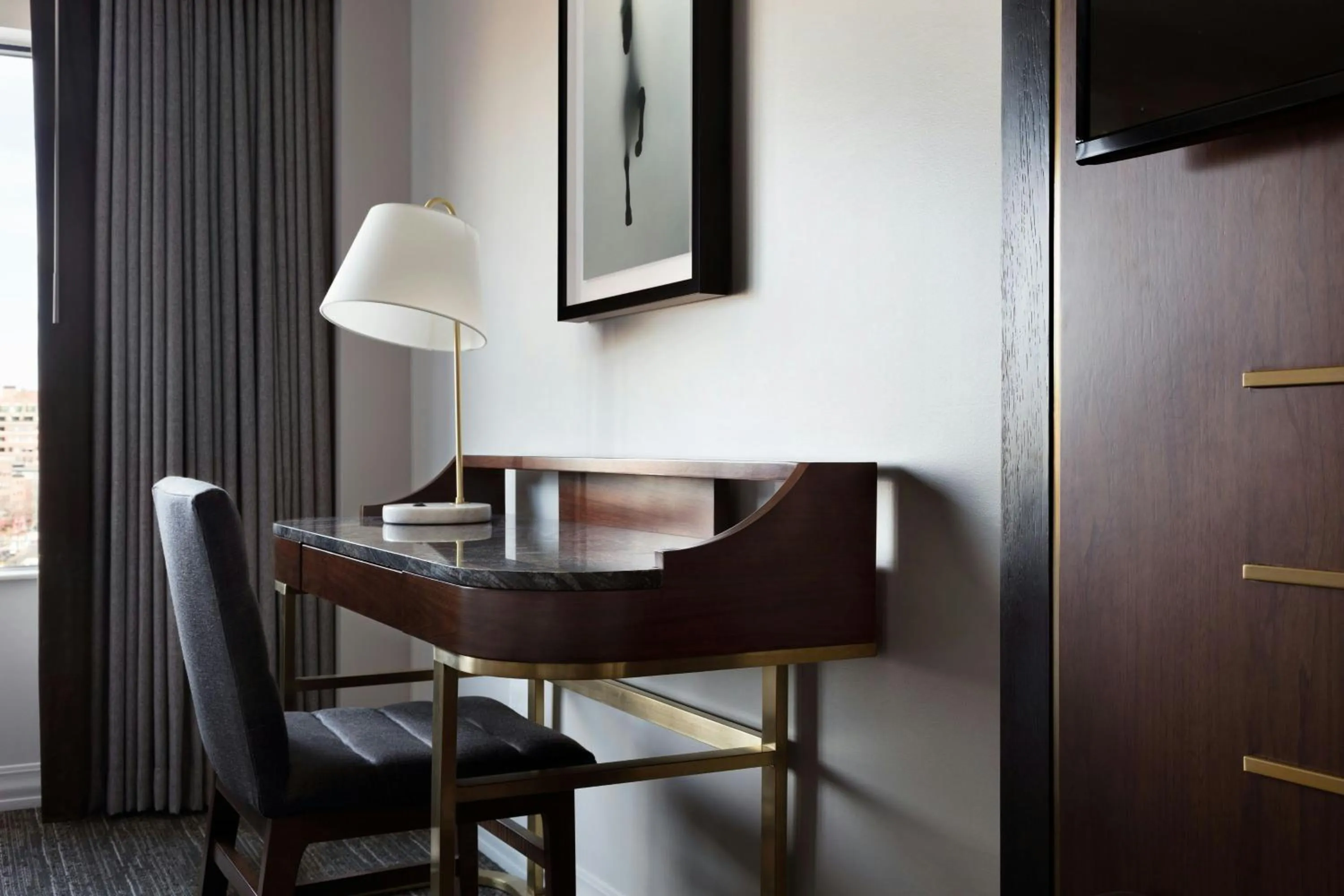 Photo of the whole room in Boston Marriott Long Wharf