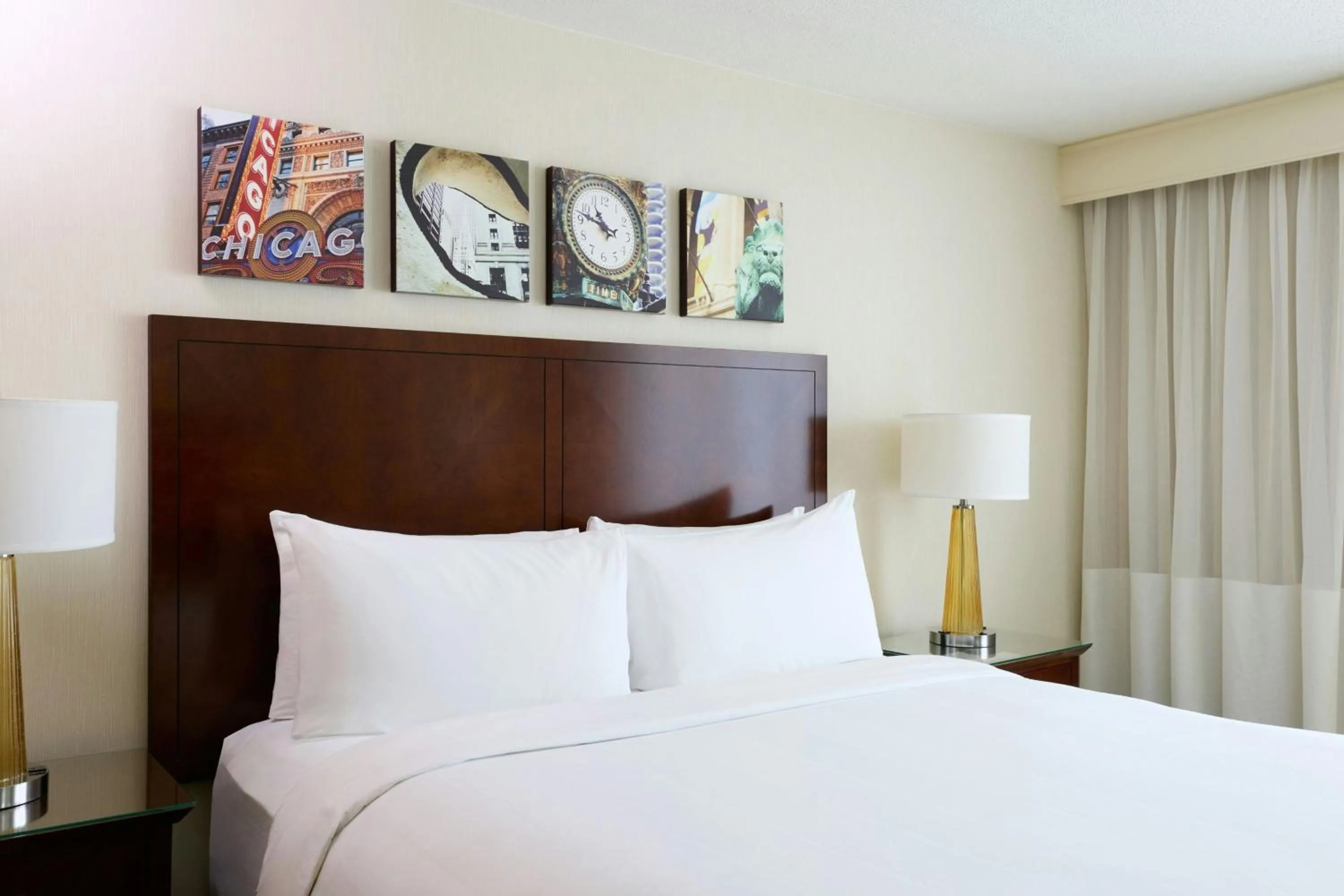 Photo of the whole room, Bed in Marriott Chicago O’Hare