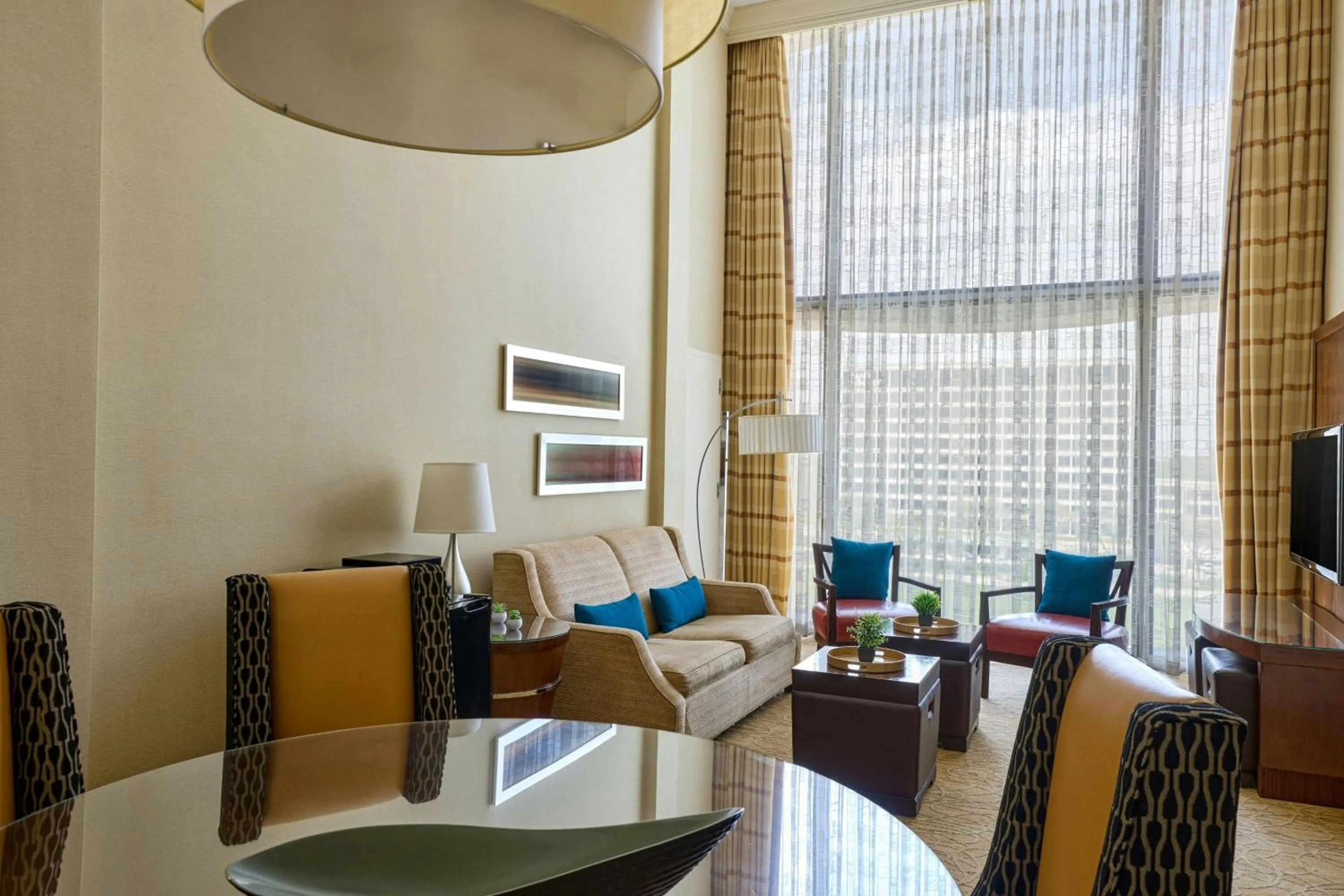 Living room in Marriott Chicago O’Hare