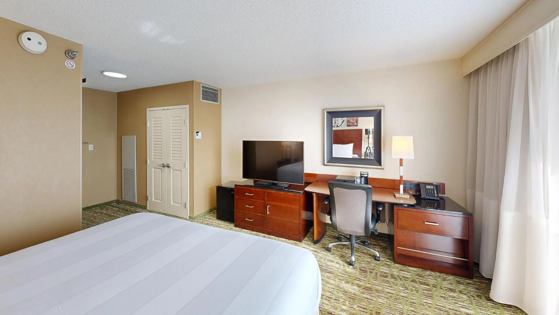 Bed in Marriott Chicago O’Hare