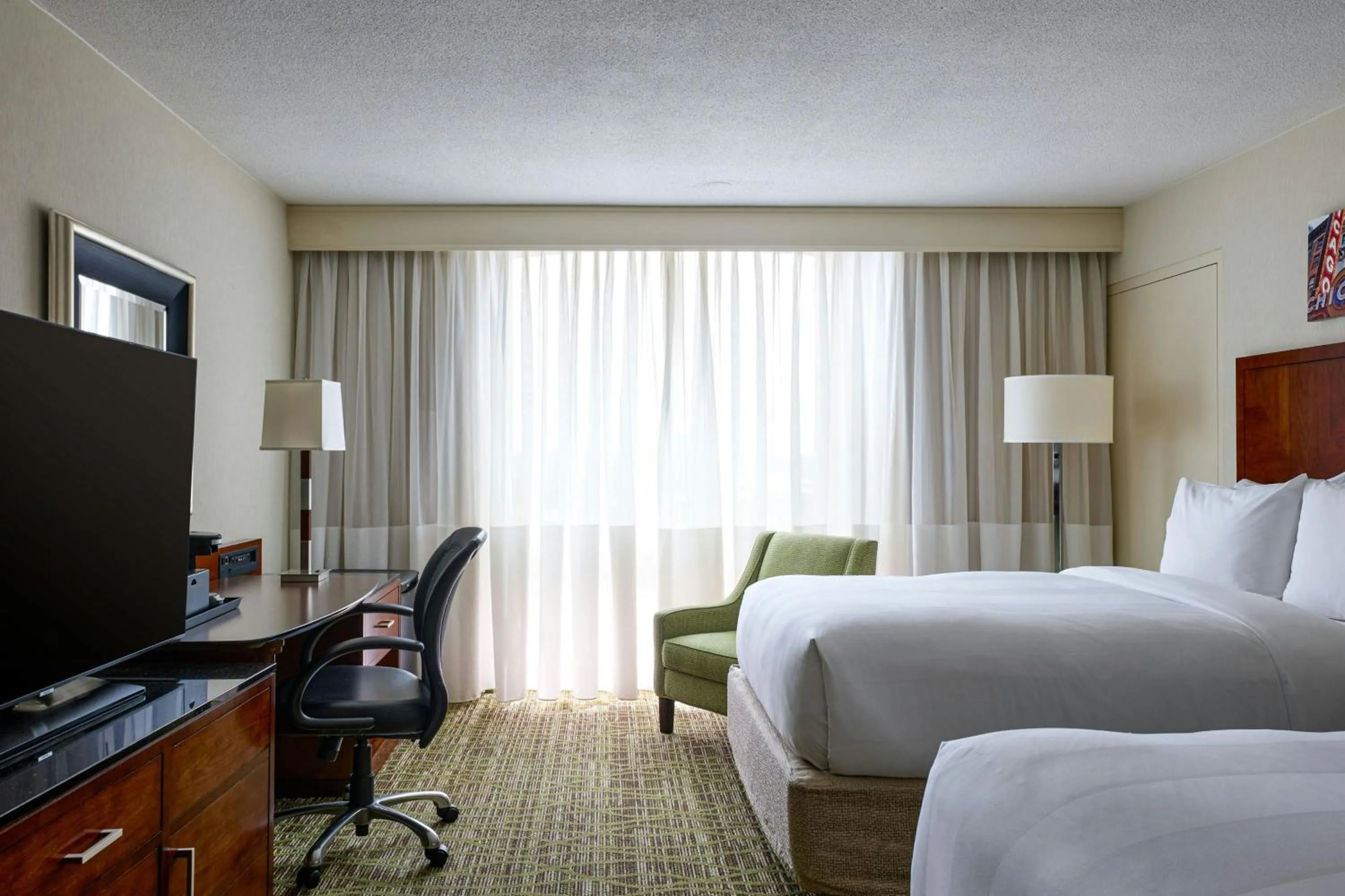 Photo of the whole room, Bed in Marriott Chicago O’Hare