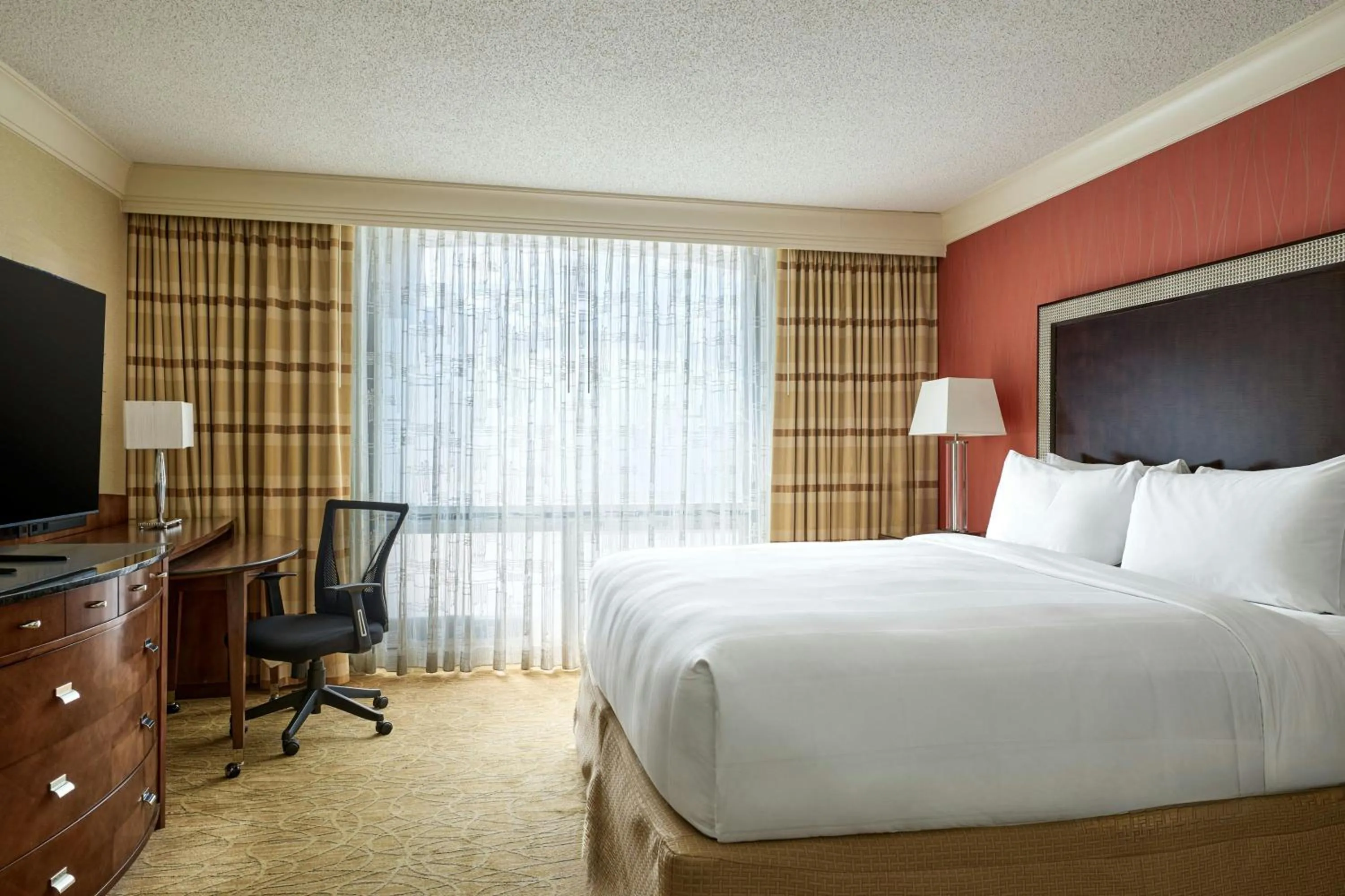Bedroom, Bed in Marriott Chicago O’Hare