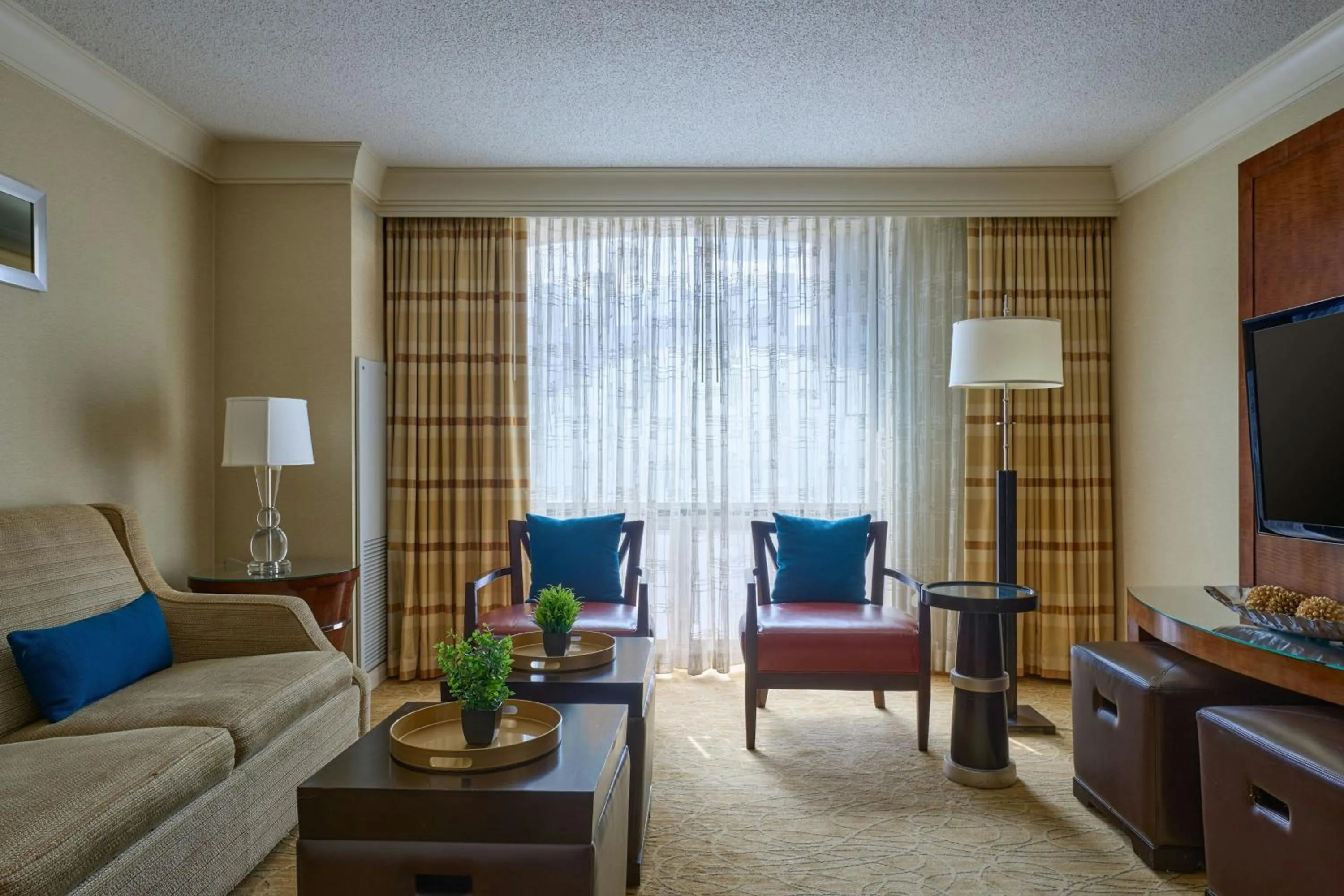 Living room in Marriott Chicago O’Hare