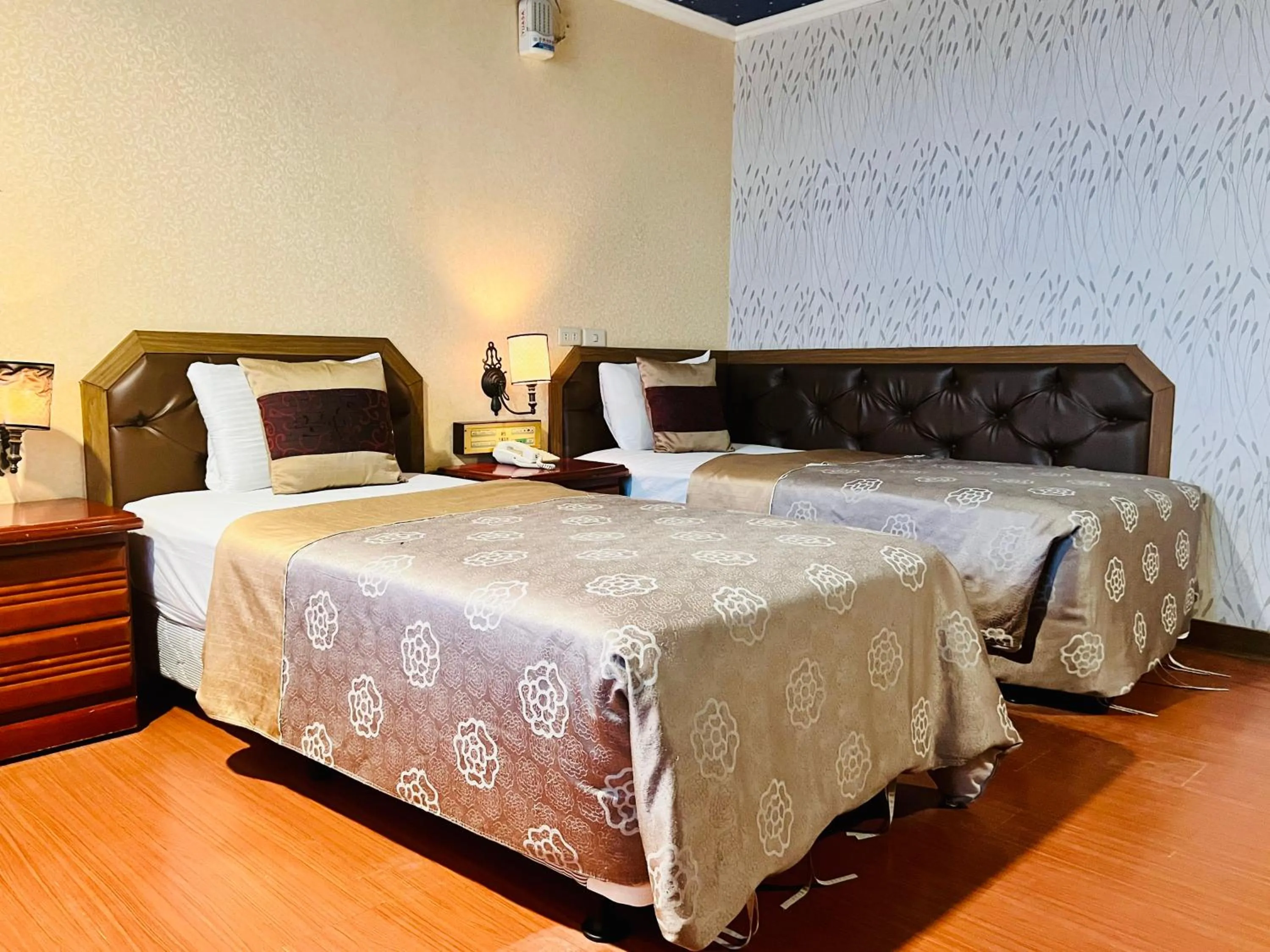 Bedroom, Bed in Shinyes Motel