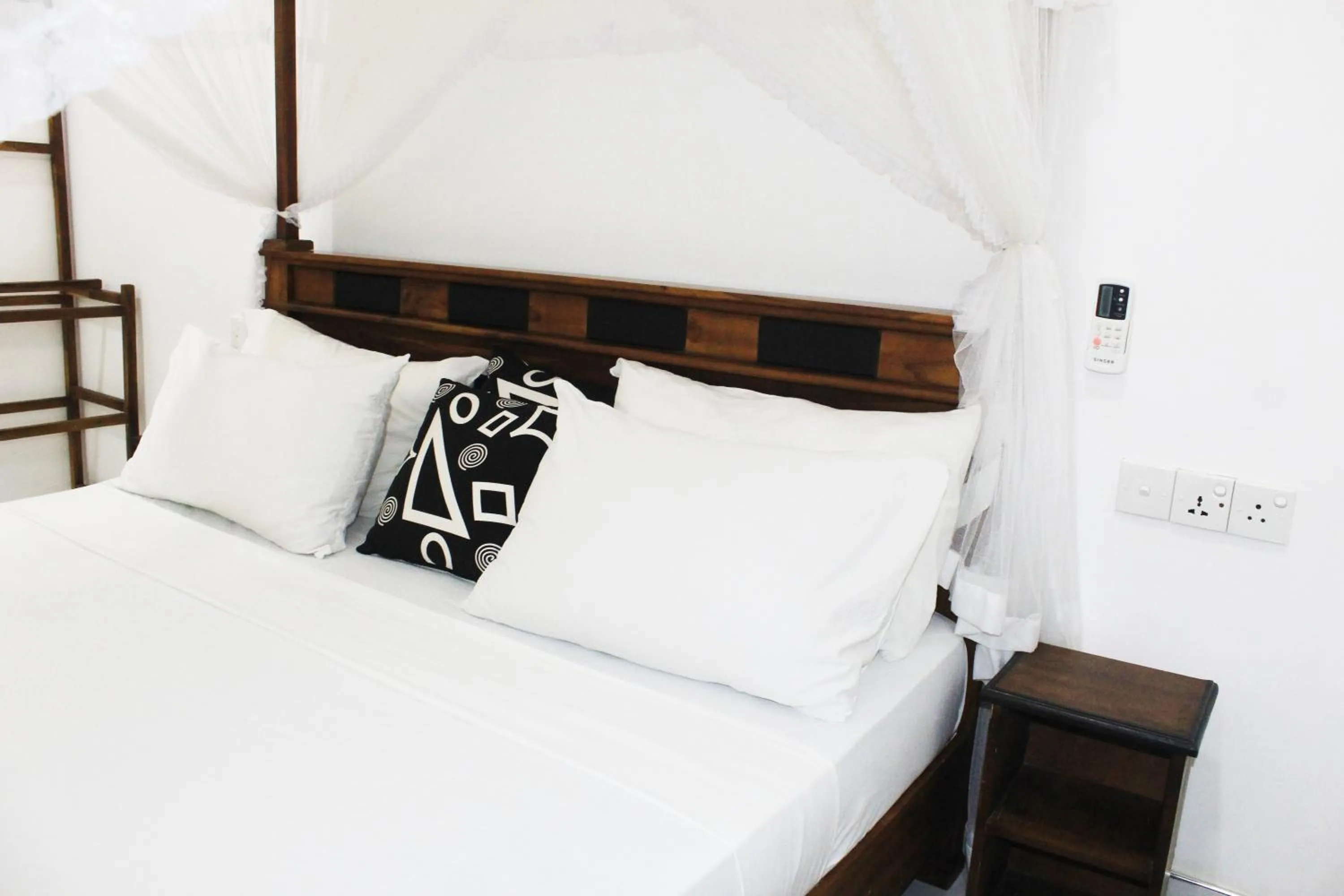 Bedroom, Bed in Sunrise Cottage