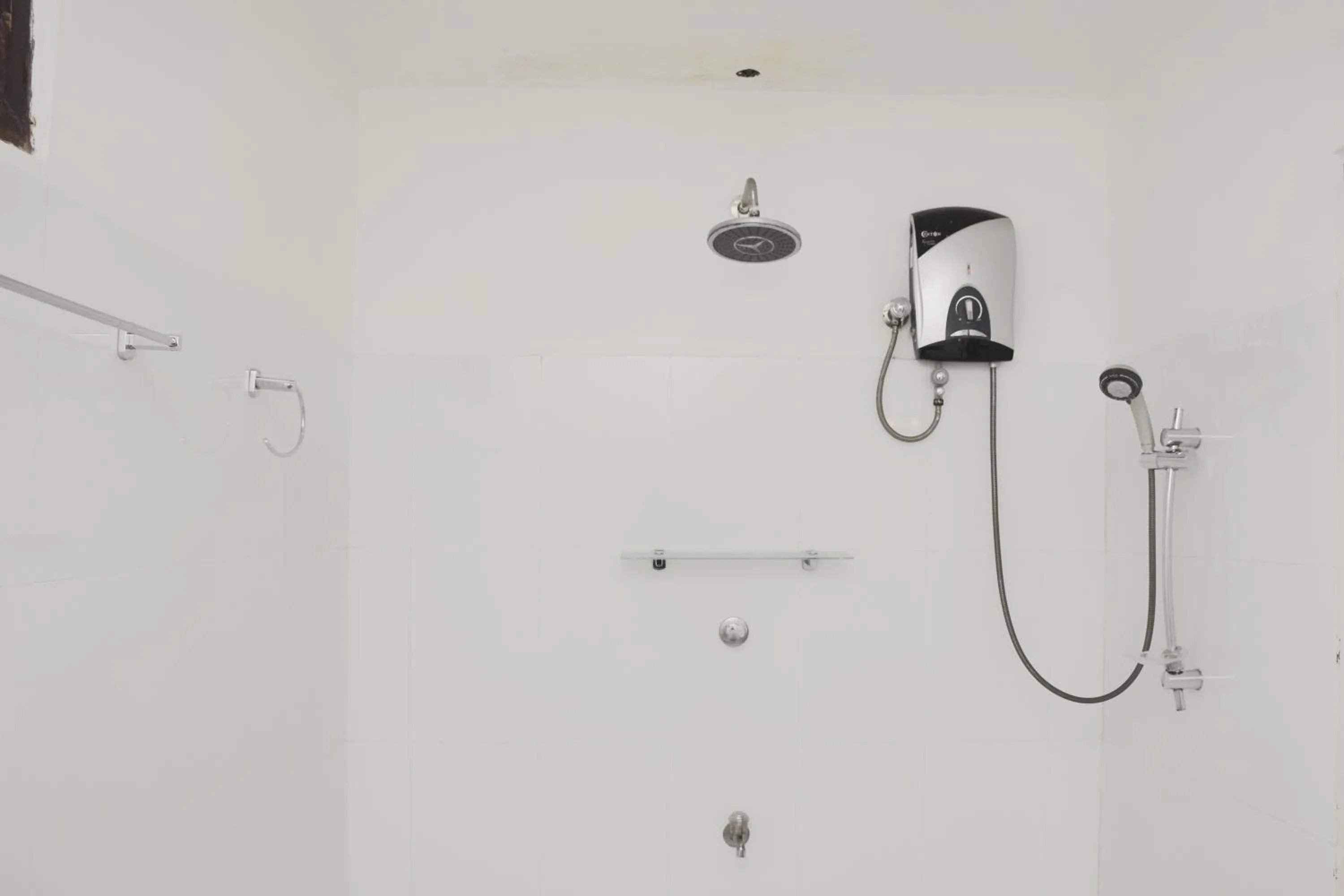 Shower in Sunrise Cottage