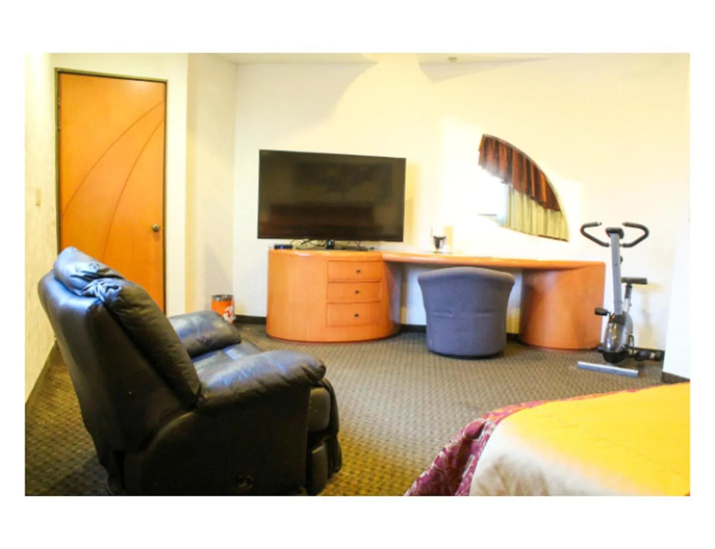 TV and multimedia in Hotel Mandarin Carton