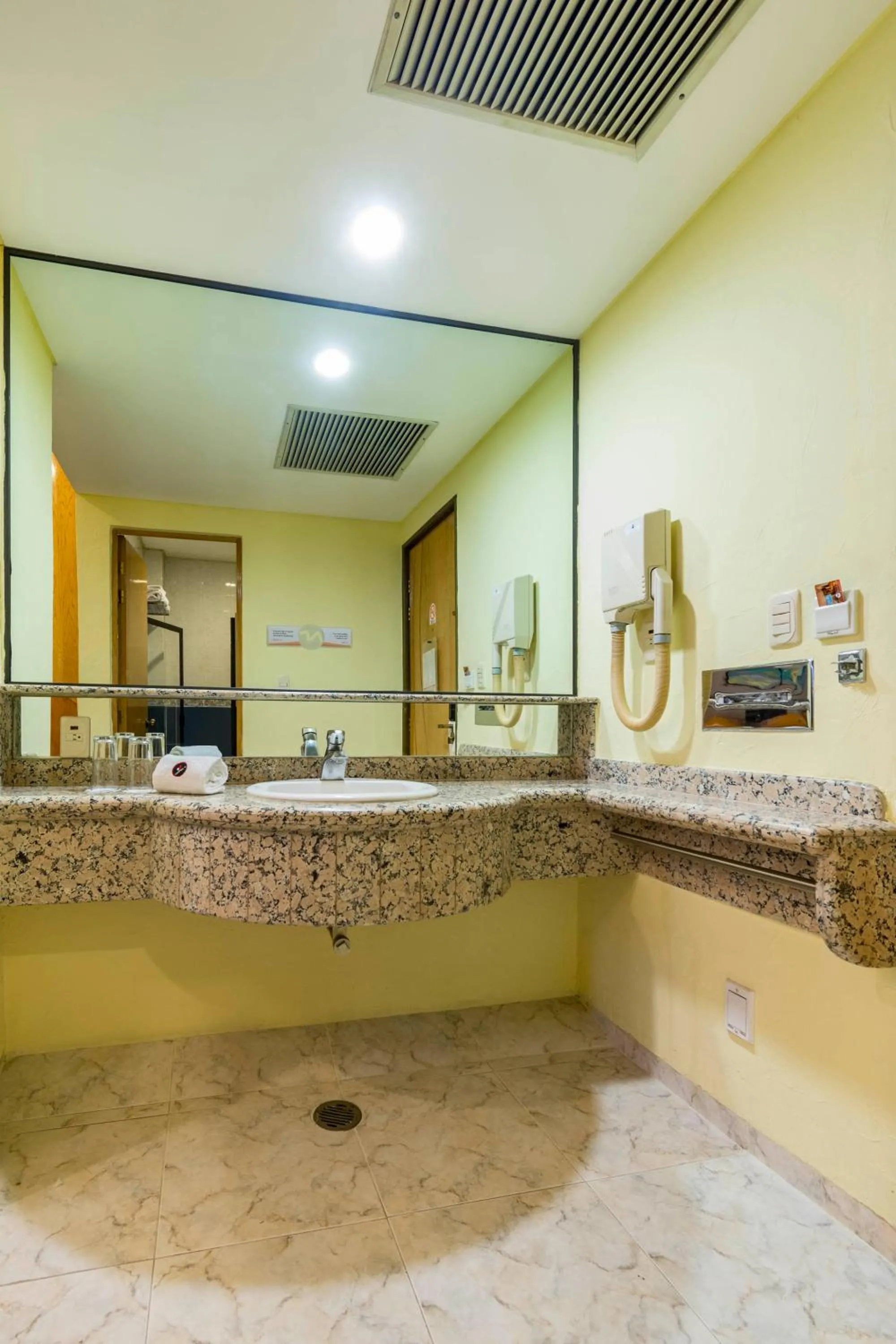 Bathroom in Hotel Mandarin Carton