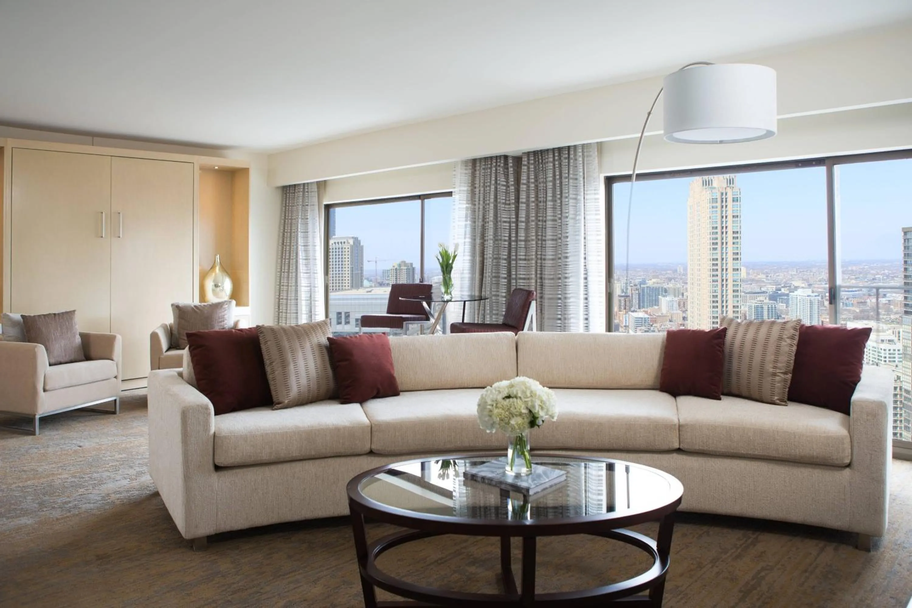 Living room in Chicago Marriott Downtown Magnificent Mile