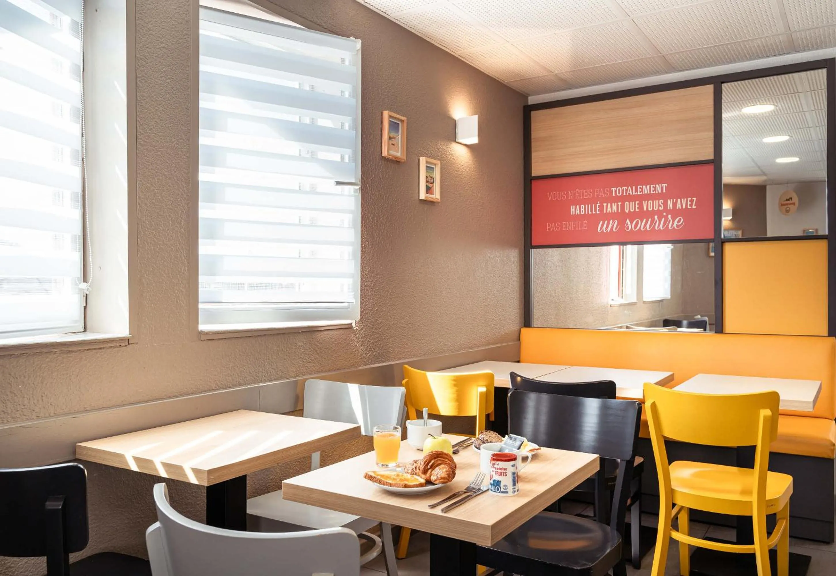 Restaurant/places to eat in B&B HOTEL Lorient Caudan