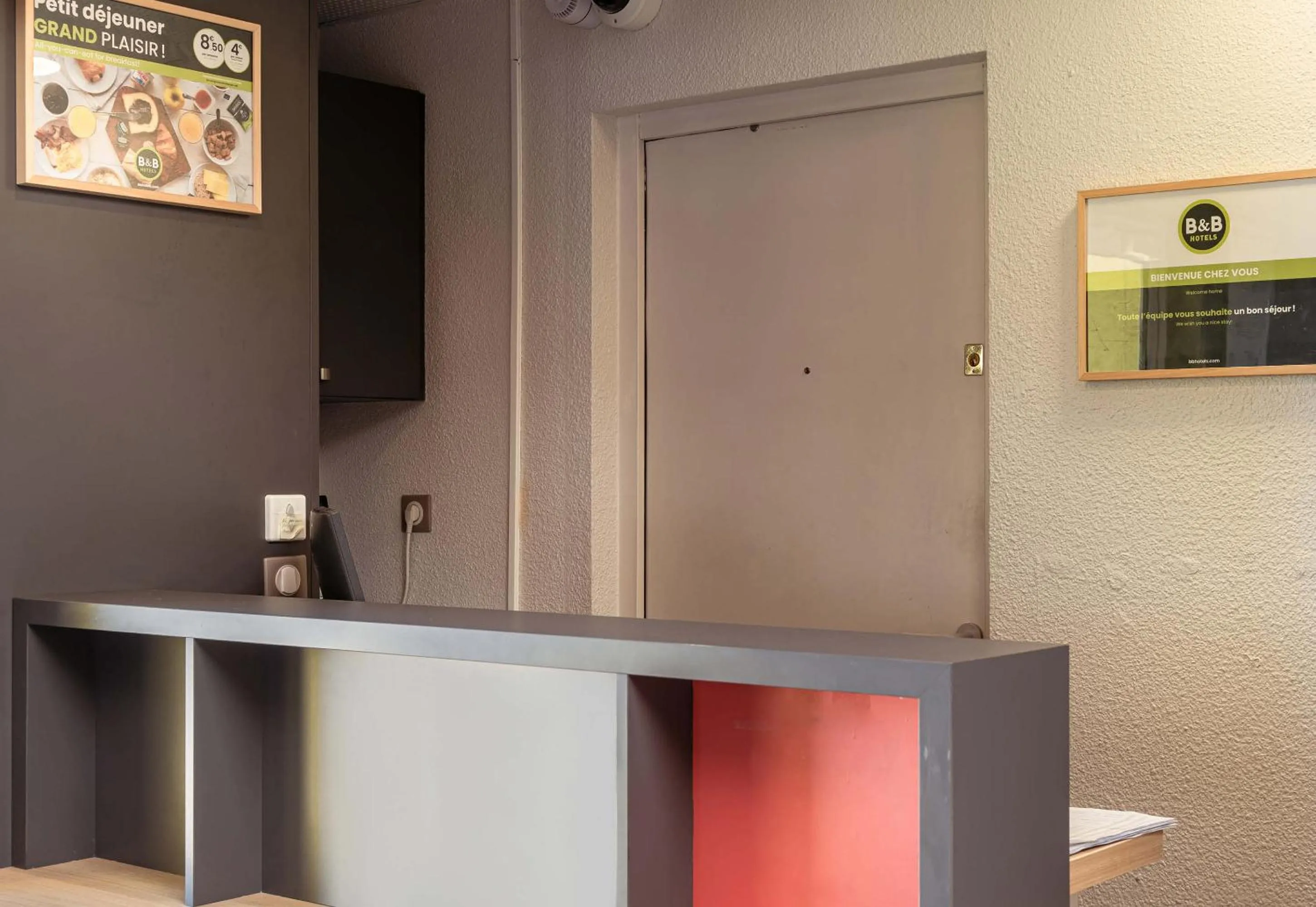 Lobby or reception in B&B HOTEL Lorient Caudan