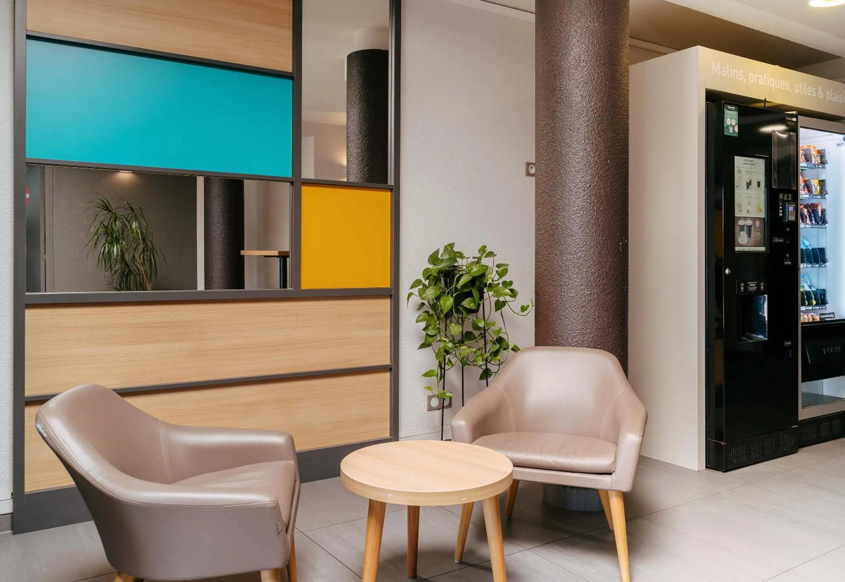 Seating area in B&B HOTEL Lorient Caudan