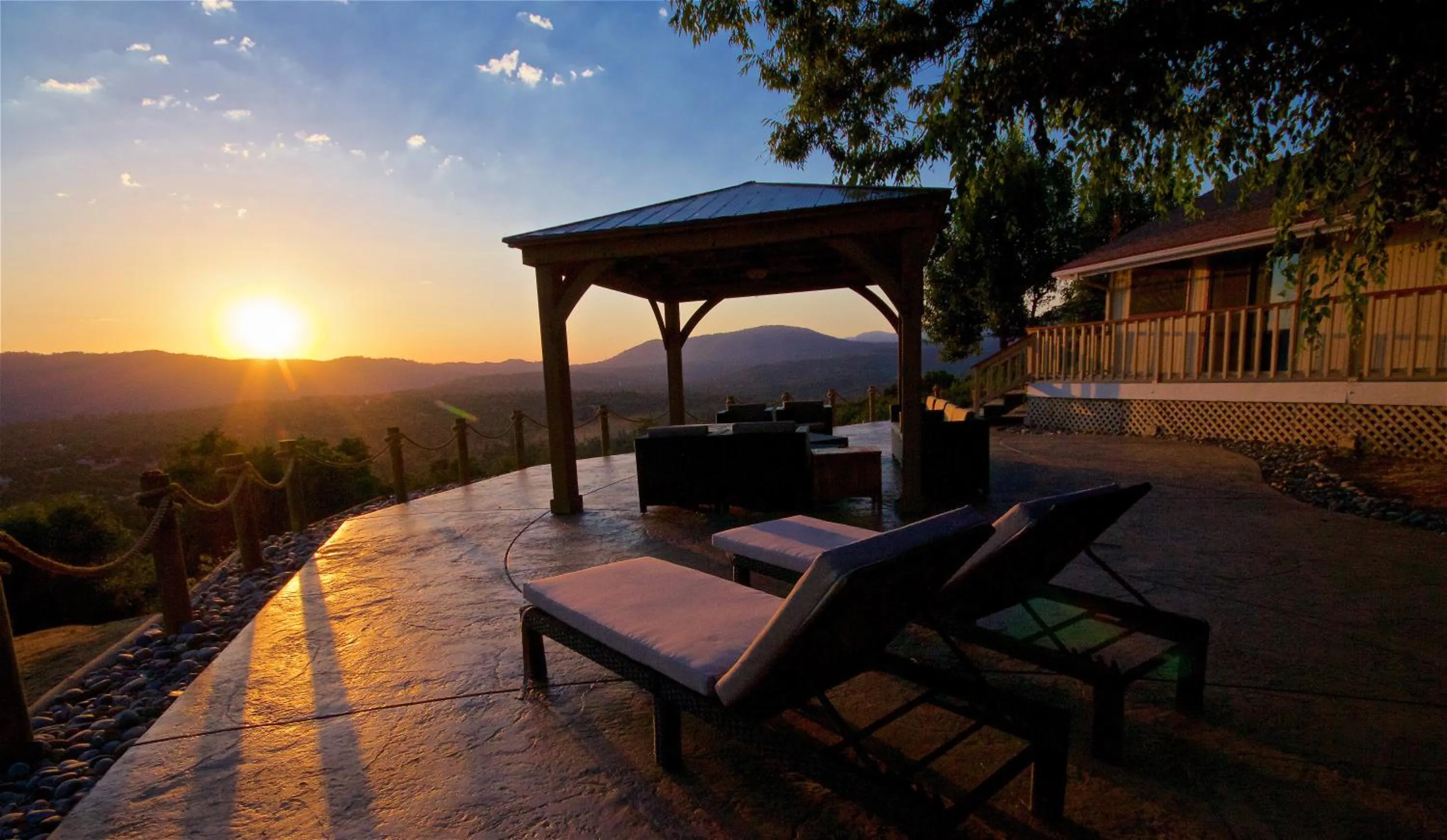 Kitchen or kitchenette in Mountain View Playhouse Near Yosemite & Bass Lake