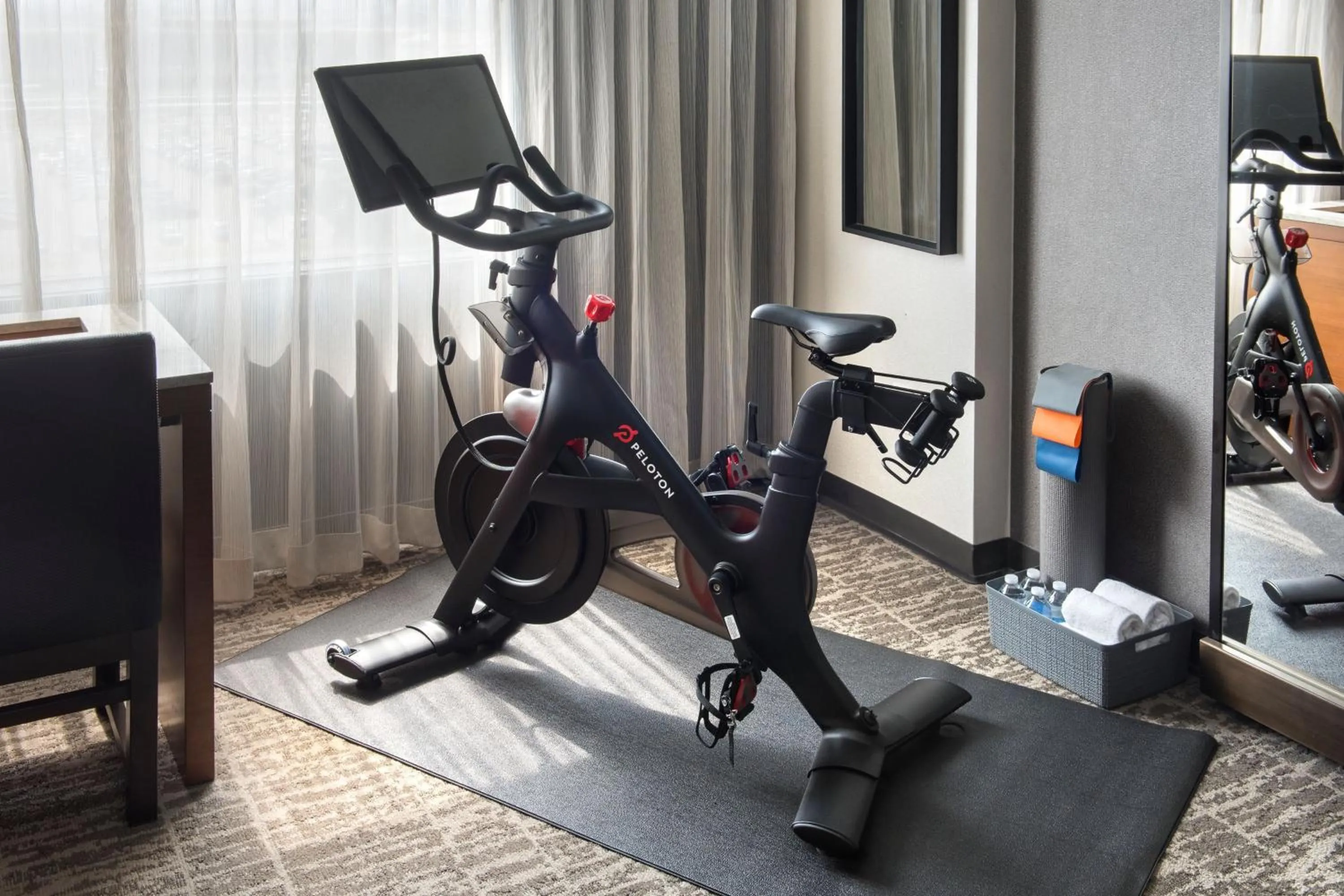 Photo of the whole room in Newark Liberty International Airport Marriott