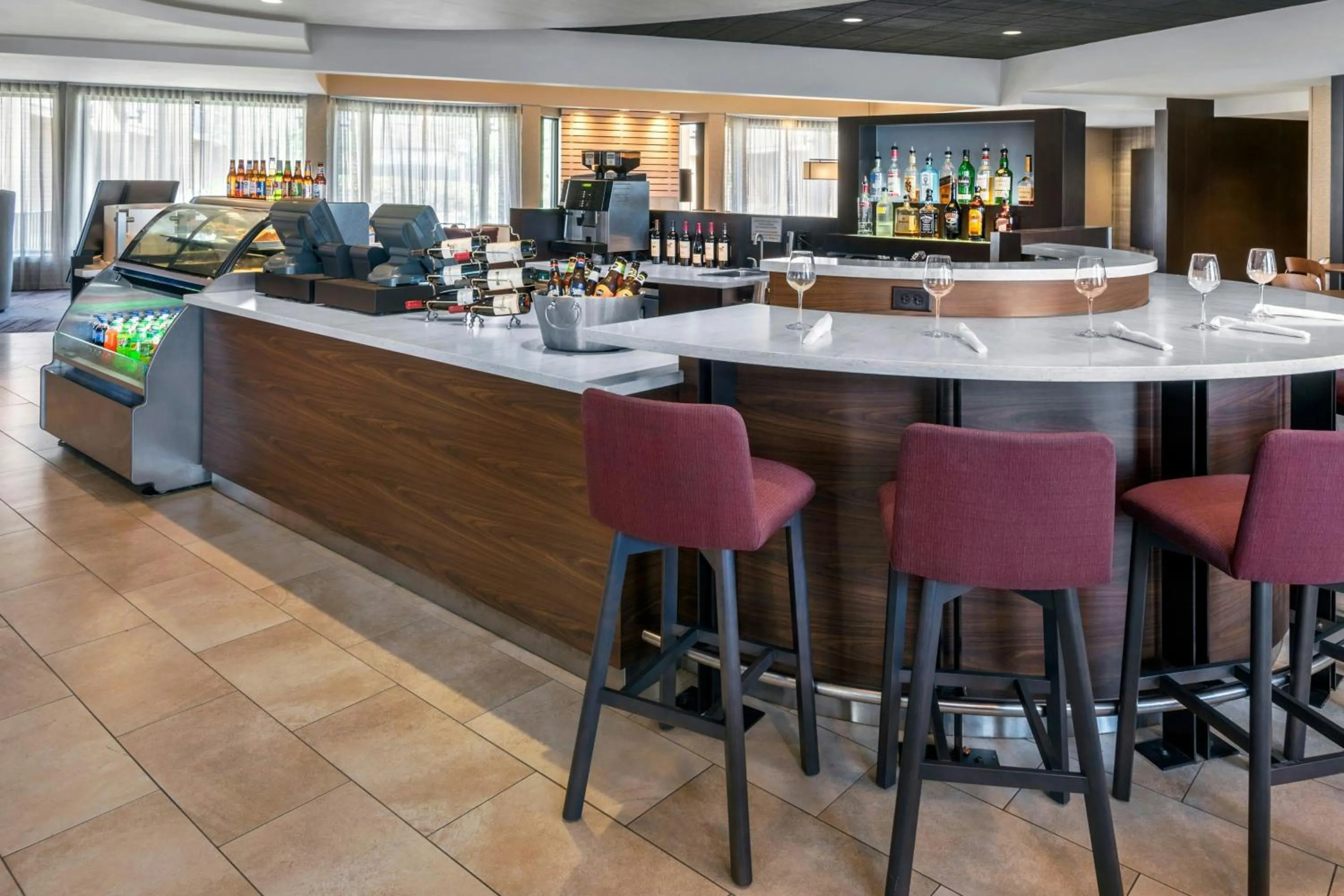 Lounge or bar in Courtyard Newark Liberty International Airport