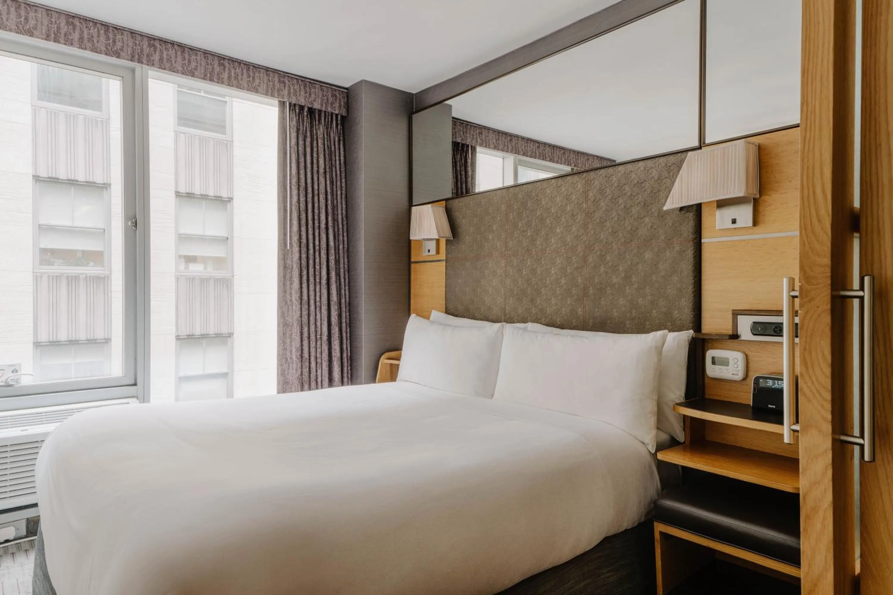 Bedroom, Bed in The Jewel Hotel, New York