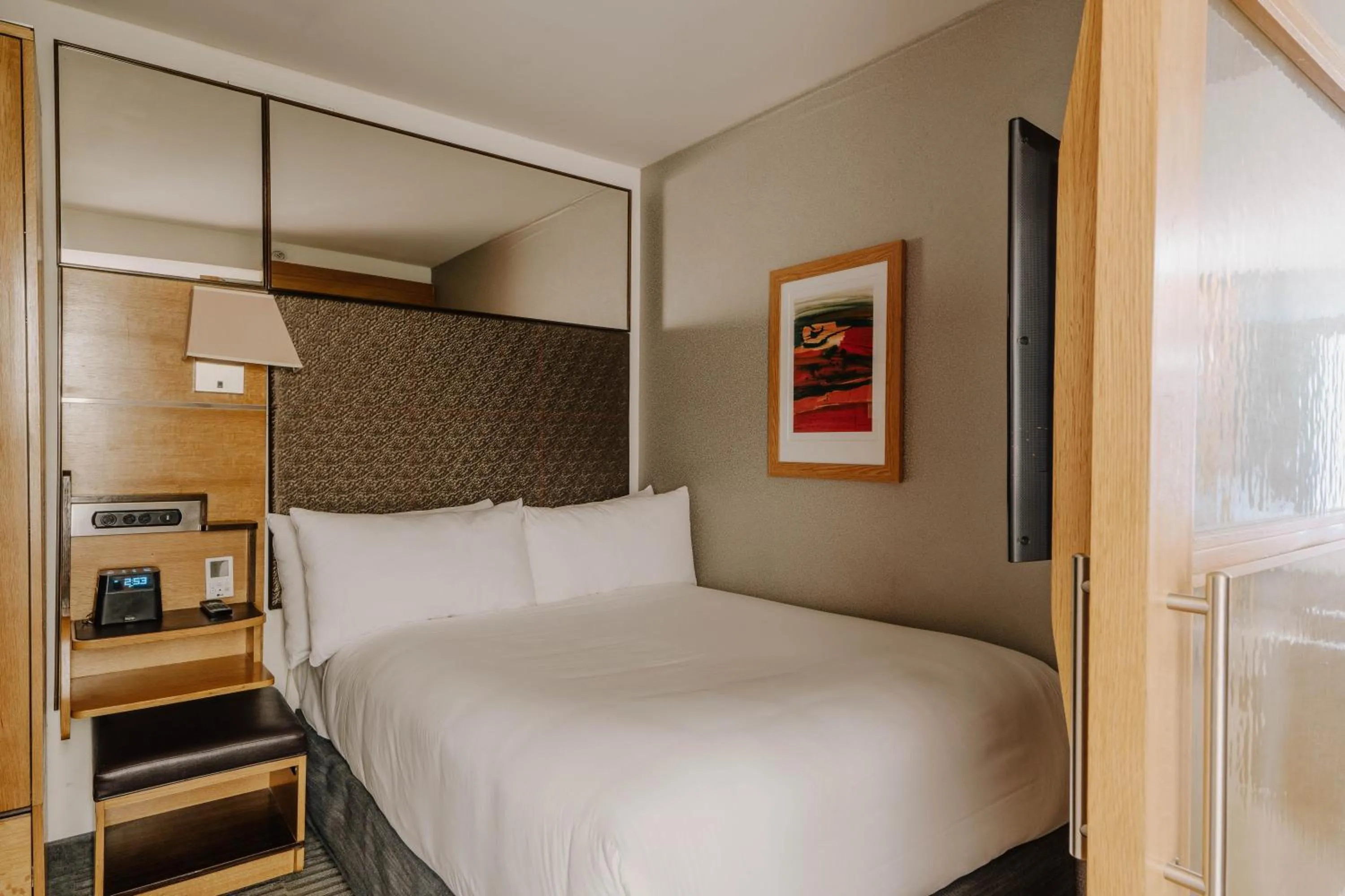 Bed in The Jewel Hotel, New York