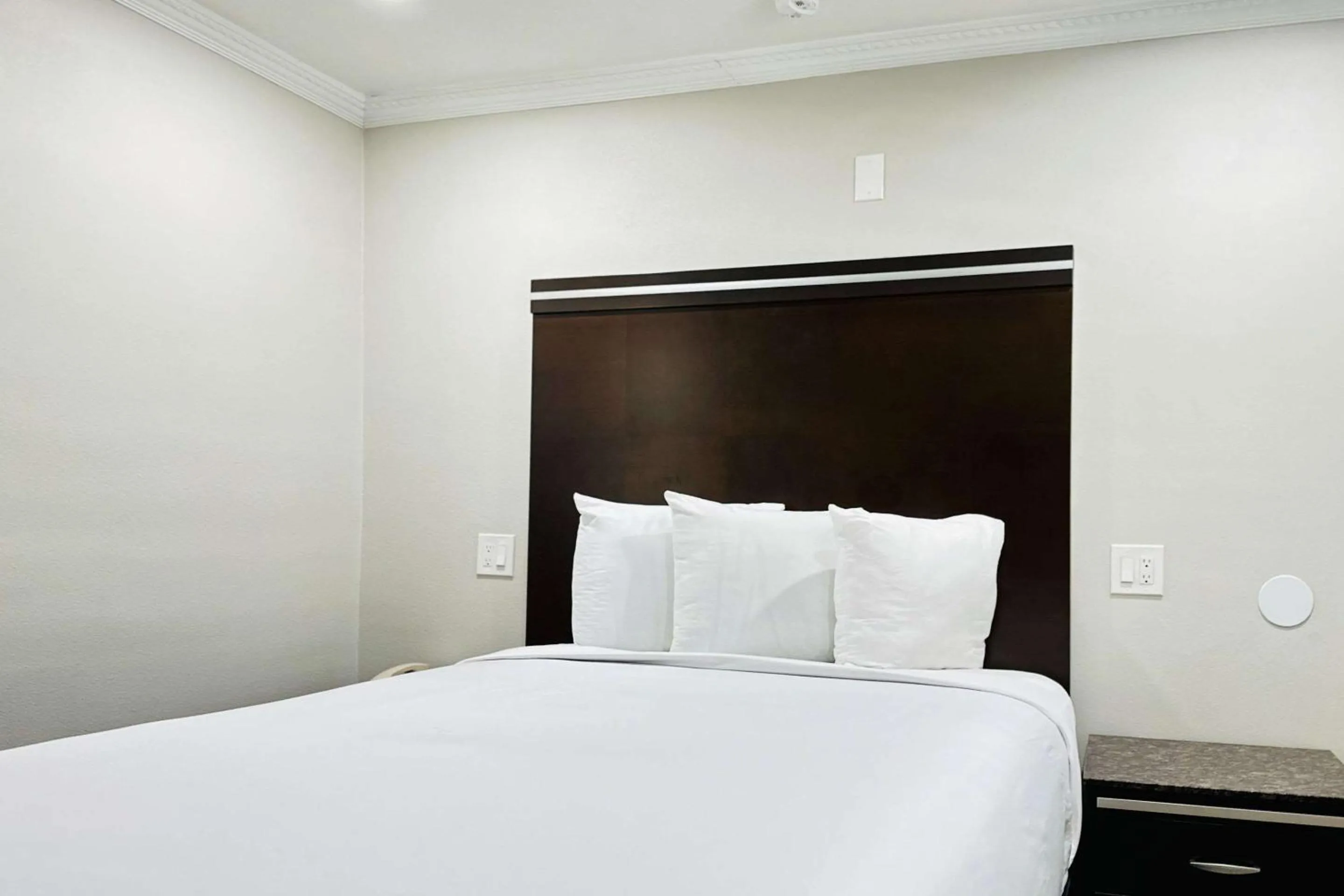 Bedroom, Bed in Rodeway Inn Lemon Grove San Diego East