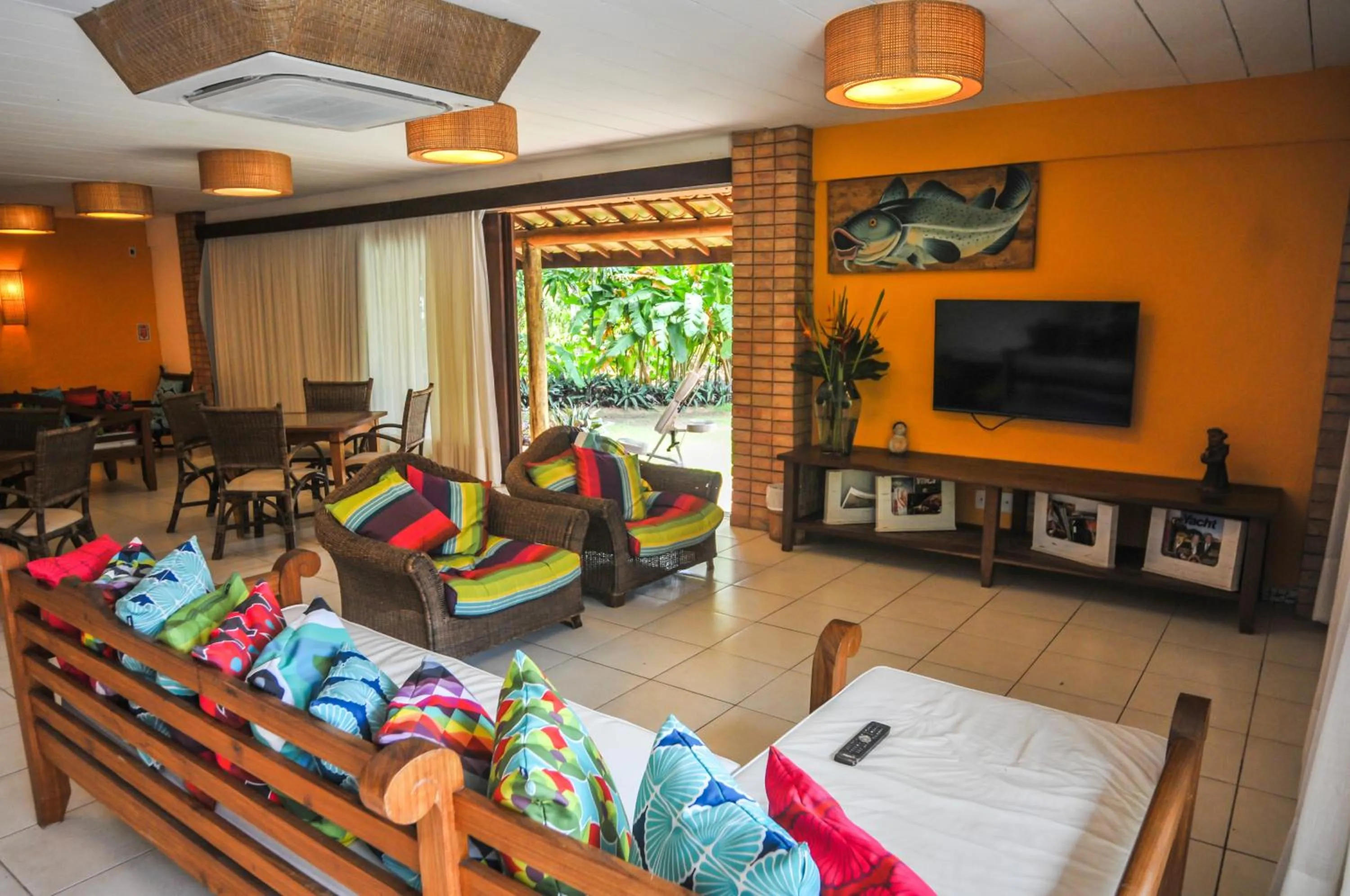 Communal lounge/ TV room in Hotel Via dos Corais