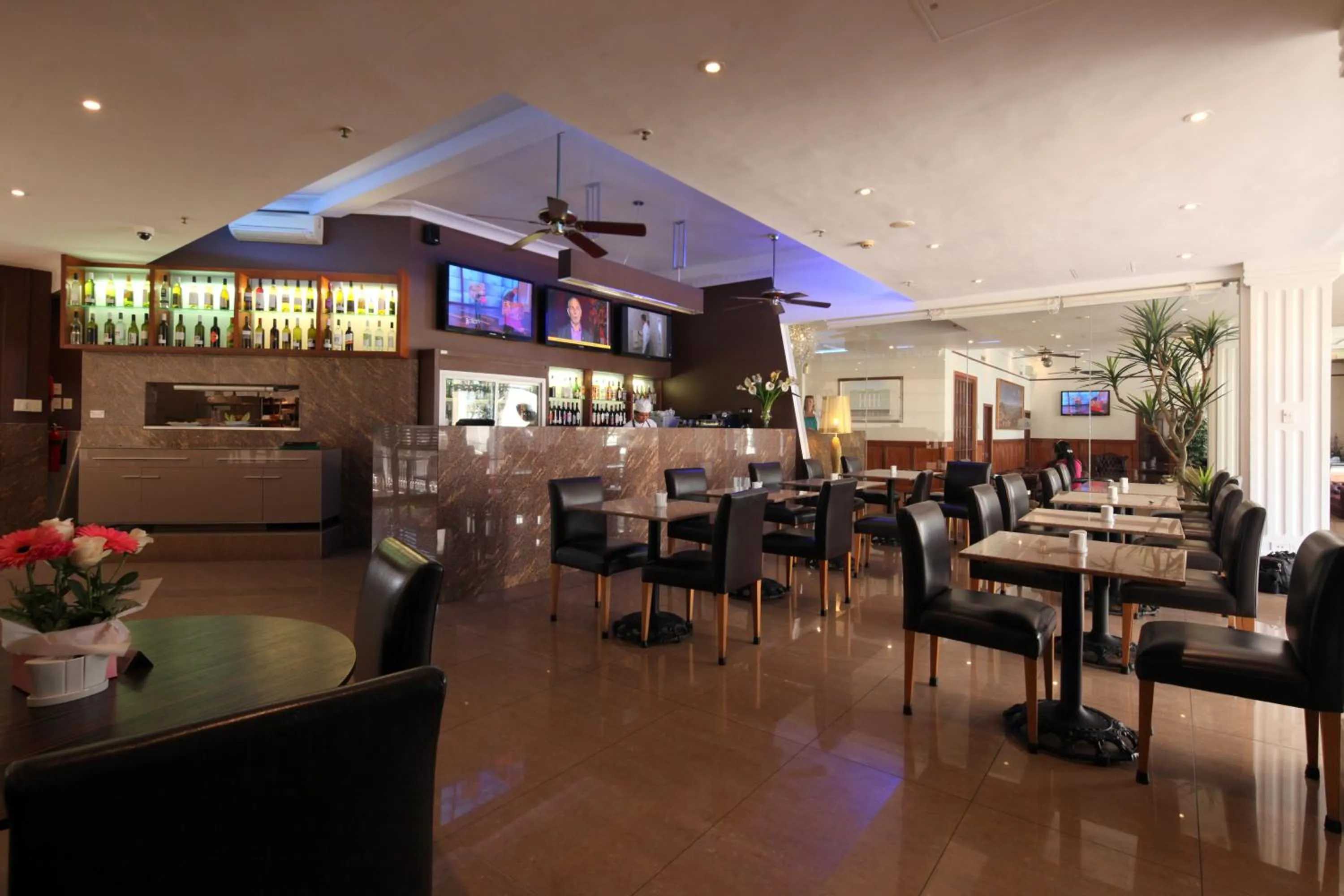 Restaurant/Places to Eat in Astor Metropole Hotel