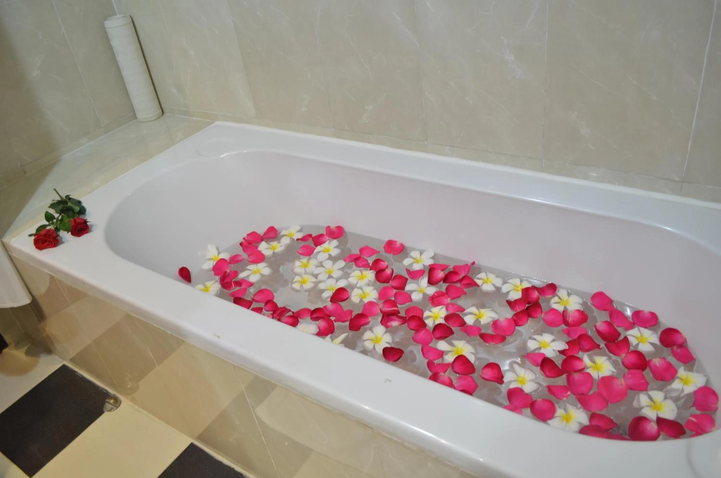 Bath in Hotel Cambodiana