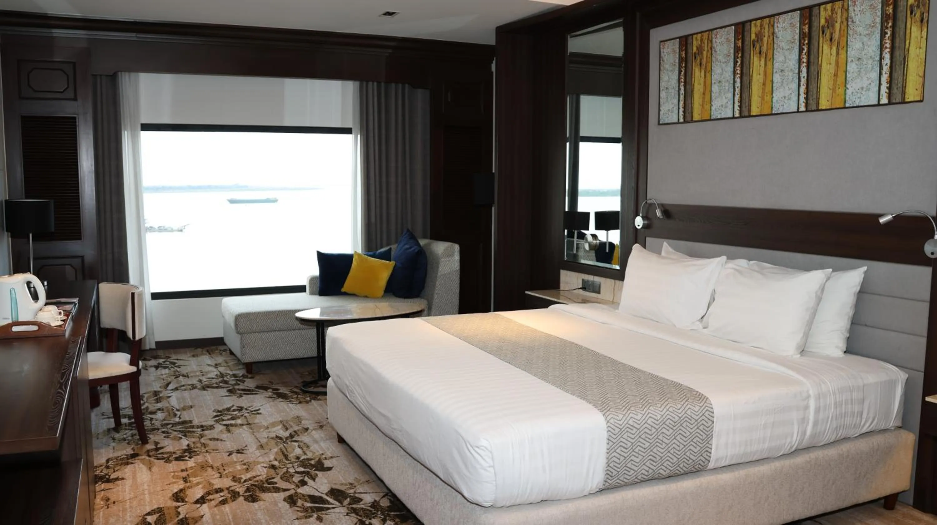 Bedroom, Bed in Hotel Cambodiana