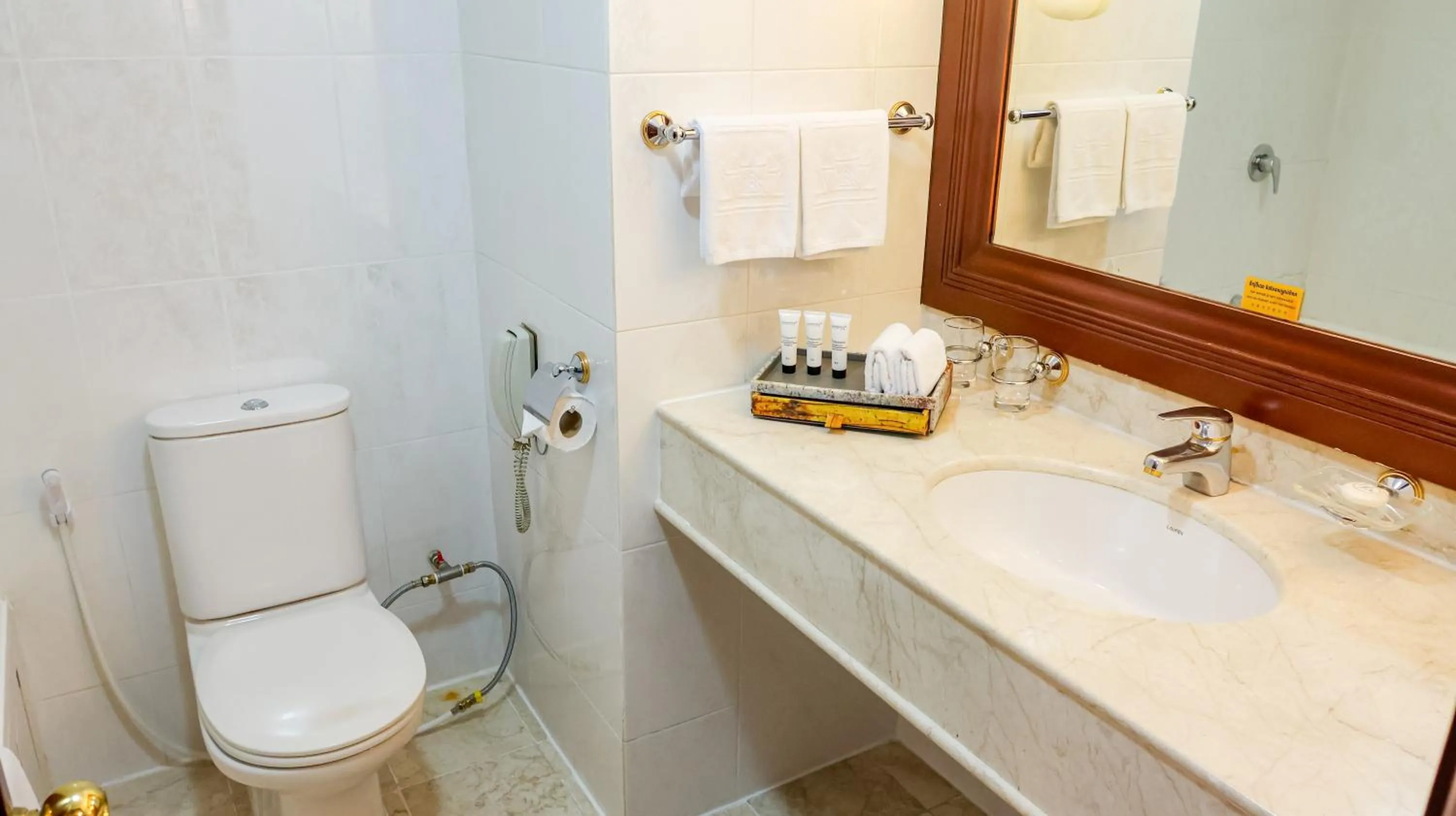 Toilet in Hotel Cambodiana