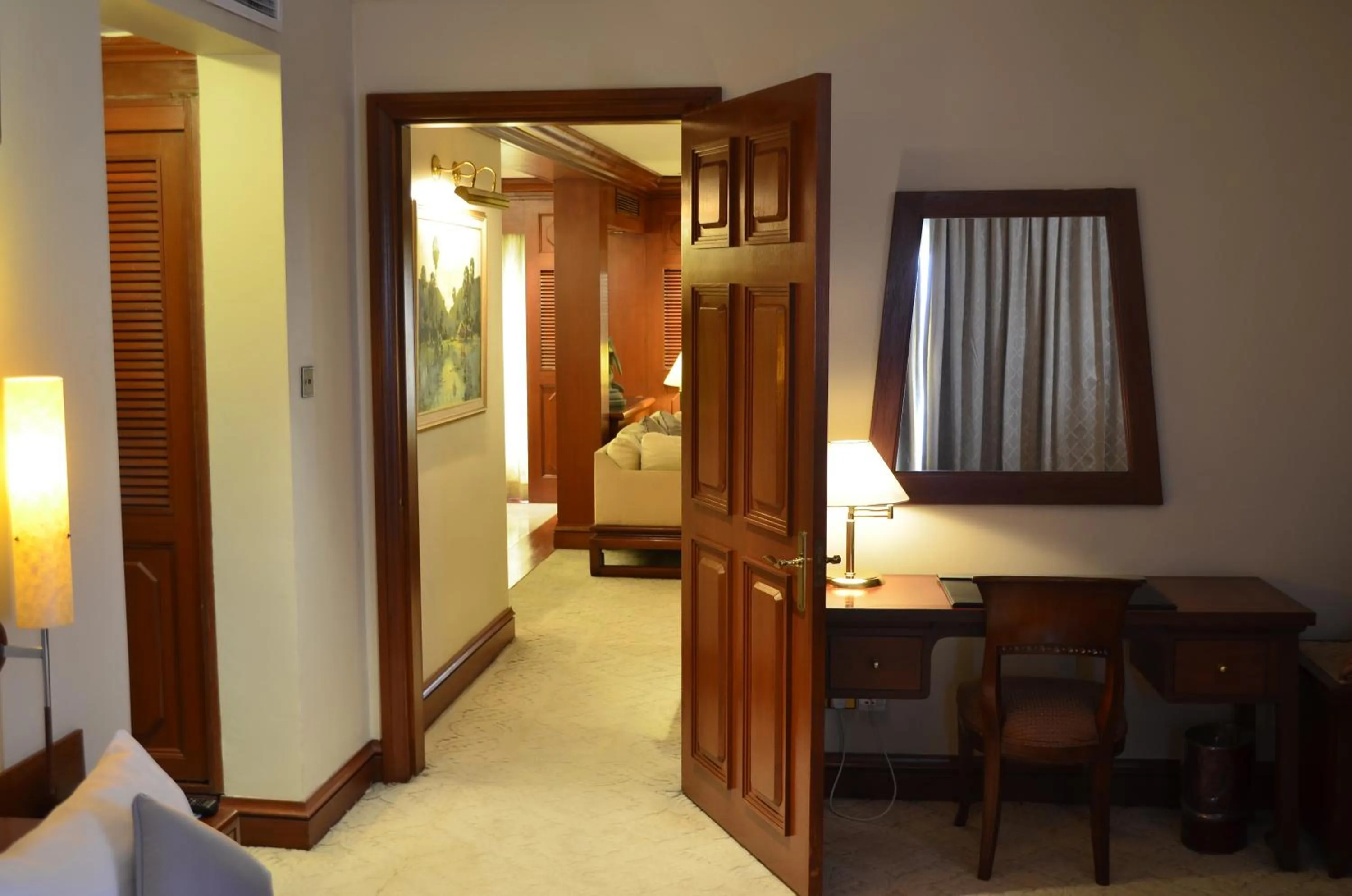 Living room, Bed in Hotel Cambodiana