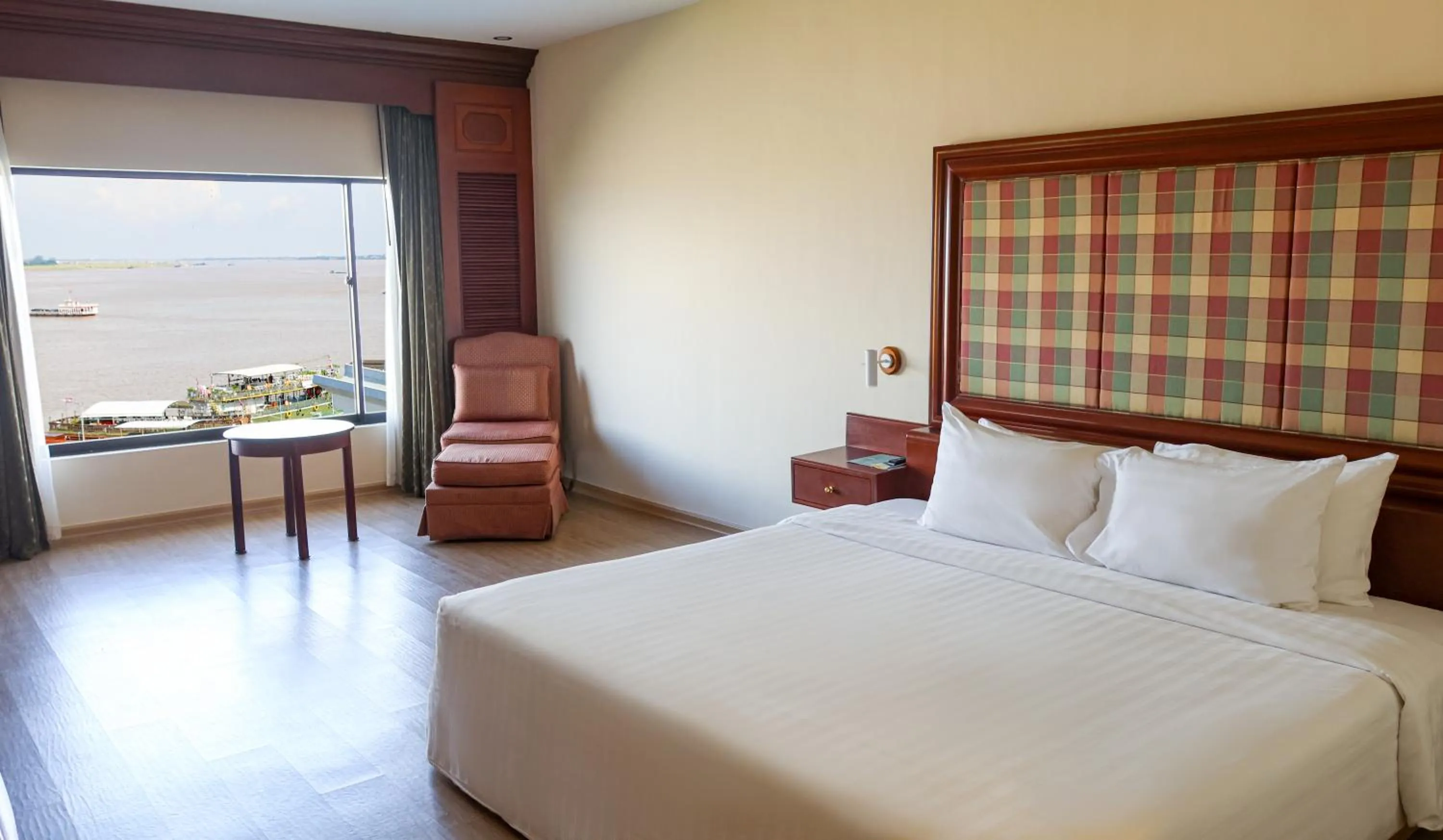 River view, Bed in Hotel Cambodiana