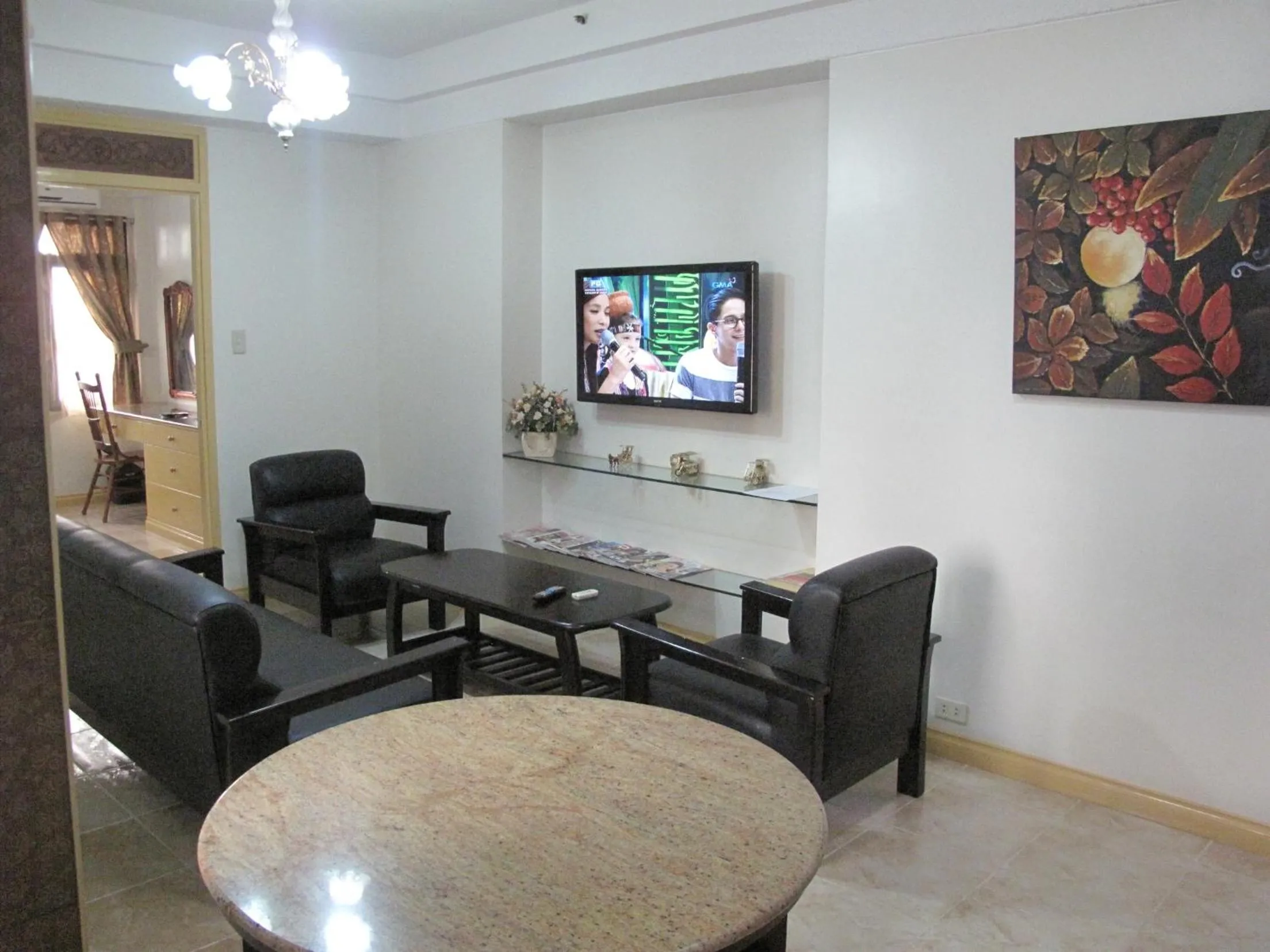 TV and multimedia in Makati Suites at Travelers Inn