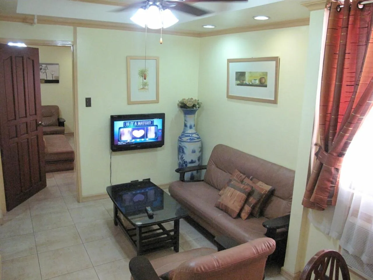 TV and multimedia in Makati Suites at Travelers Inn