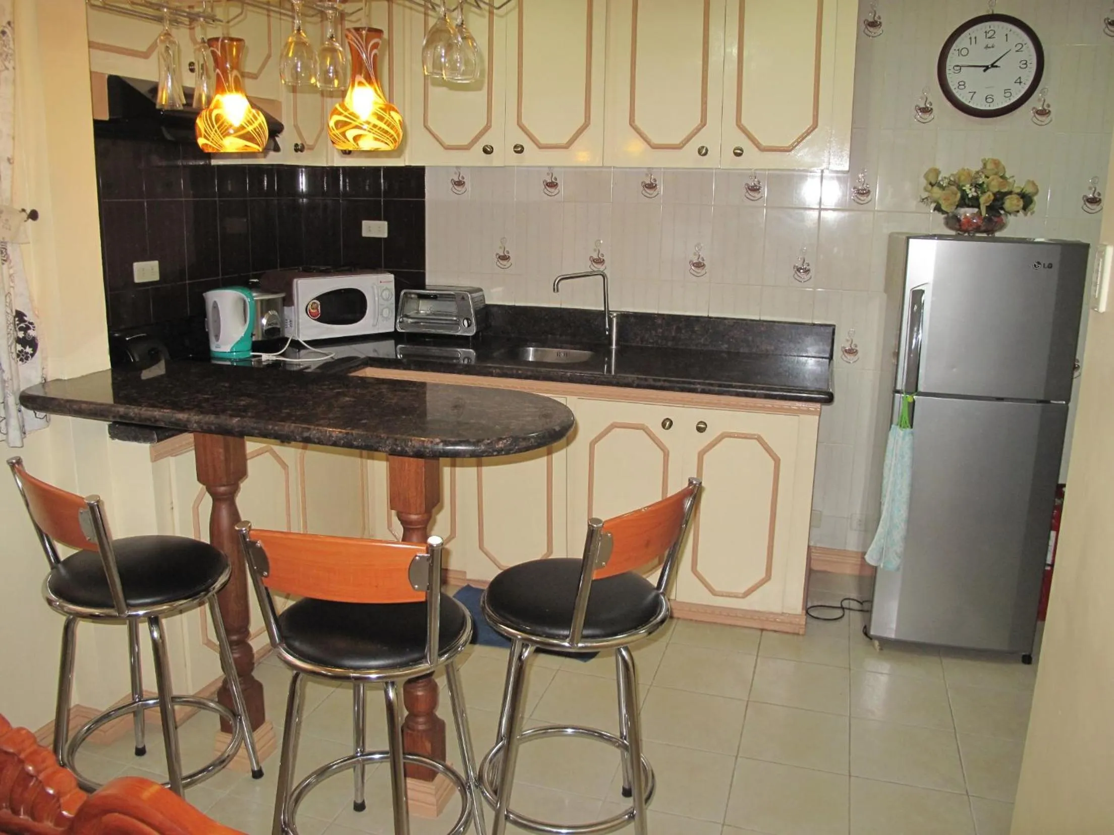 Coffee/tea facilities in Makati Suites at Travelers Inn