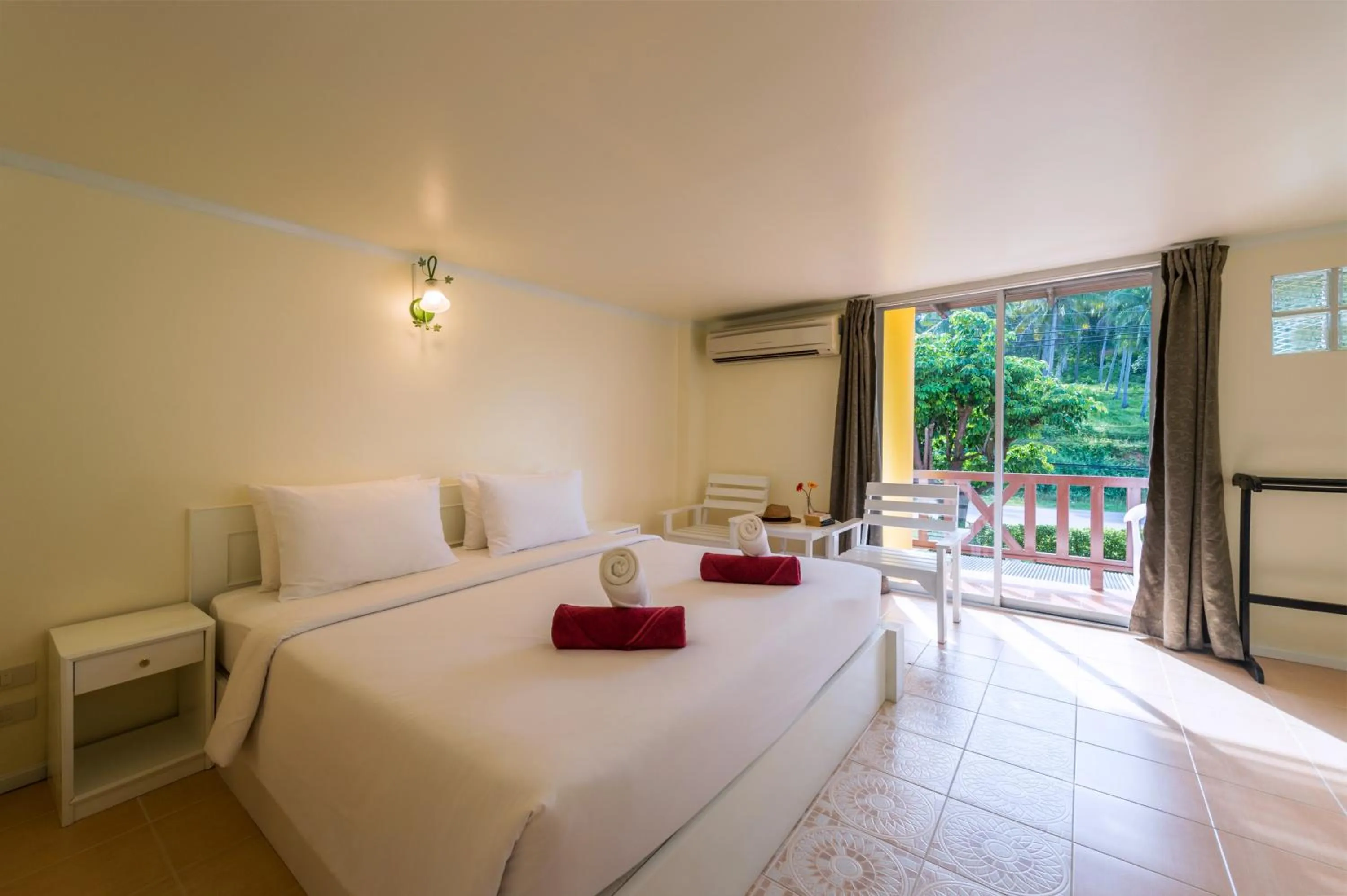 Bed in Lanta Thip House by Swiss-Belhotel