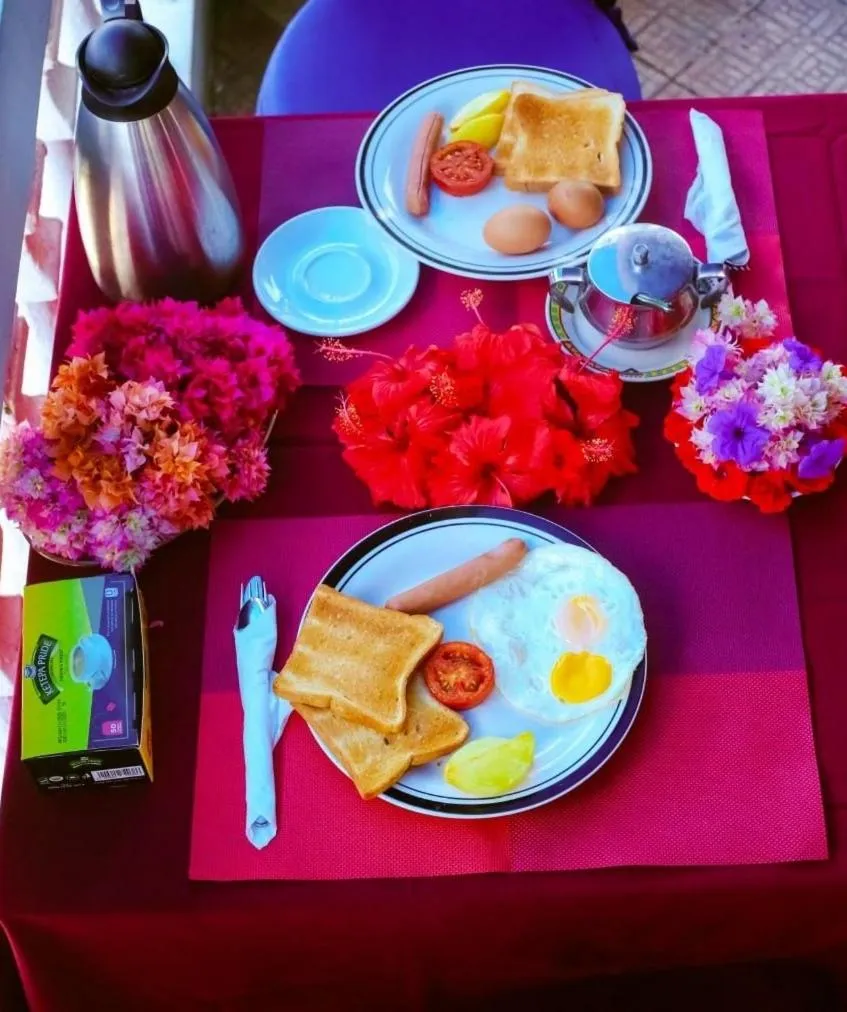 Food and drinks in Garden Lodge